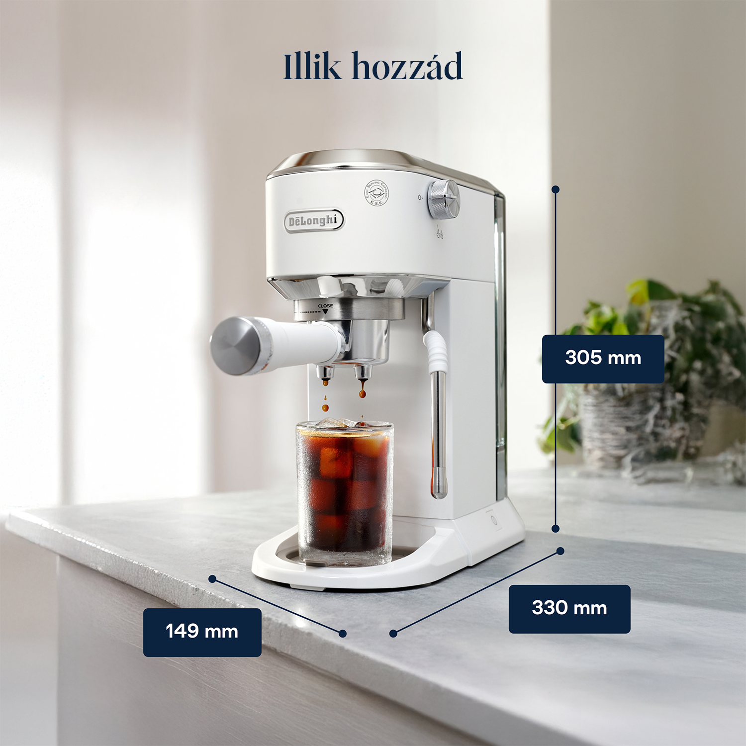 Fehér Delonghi eszpresszógép, ami kávét készít jégkockákkal teli pohárba. Méretek: 149 mm, 305 mm és 330 mm.