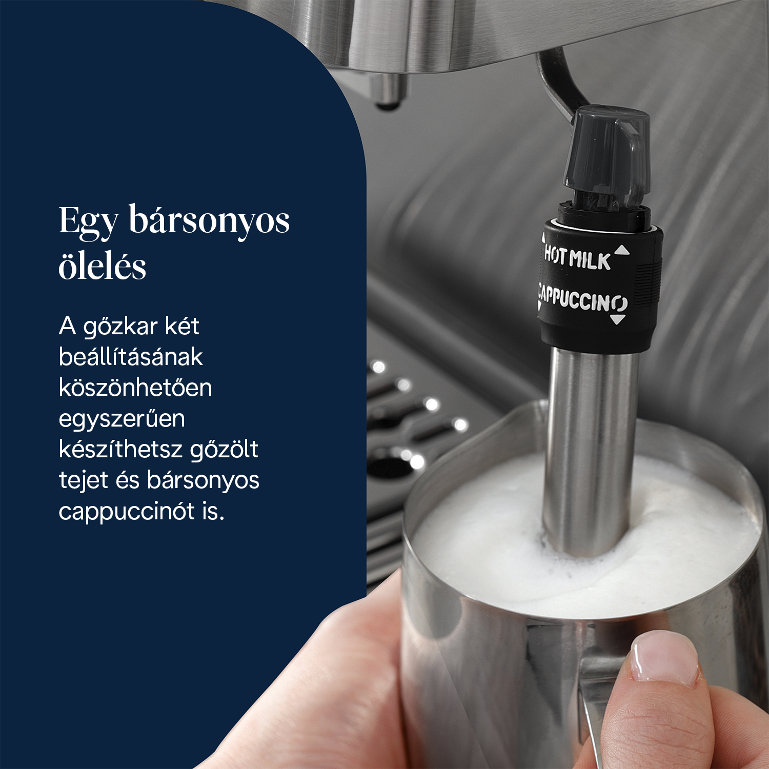 Egy kéz tart egy tejhabosító kancsót. A habosító a tejben van, egy kávéfőző része. A szöveg a következő: 'Forró tej Cappuccino'.