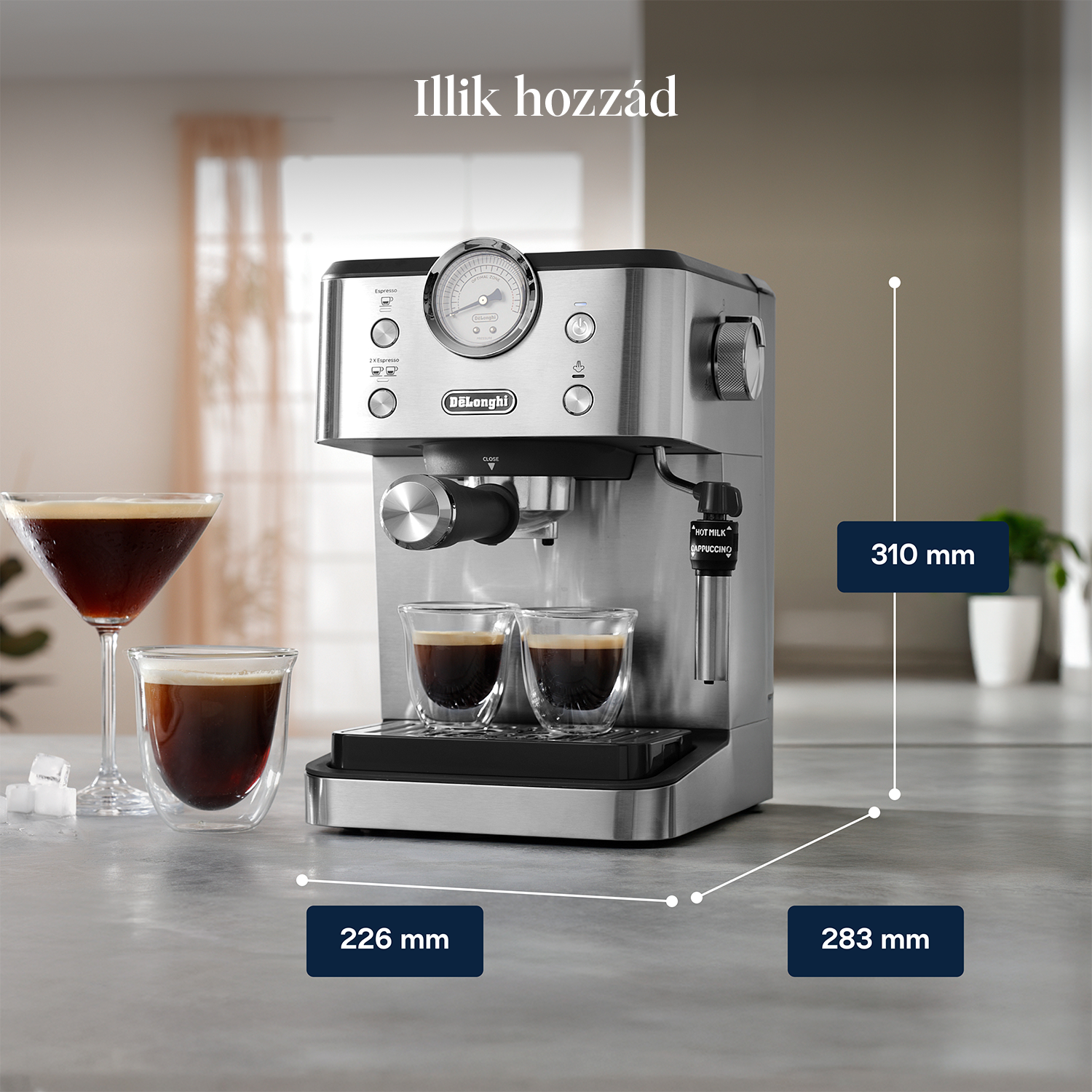 Egy DeLonghi eszpresszógép. Két pohár eszpresszó és egy kávéval töltött martinis pohár. Méretek láthatók.
