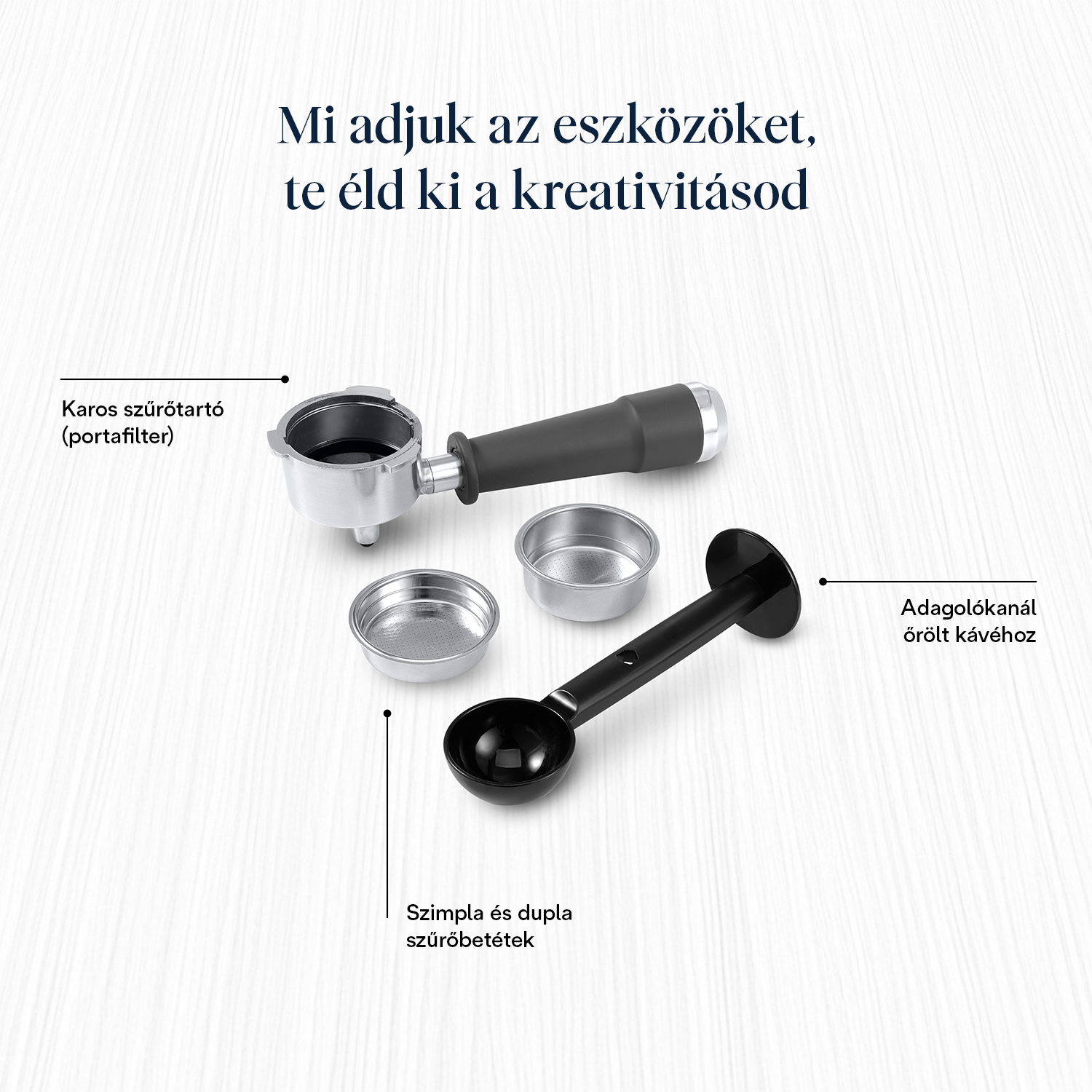 Egy kép kávéfőző alkatrészekkel: egy szűrőtartó, két szűrőkosár és egy fekete kávéskanál. Magyar nyelvű szöveg is látható.