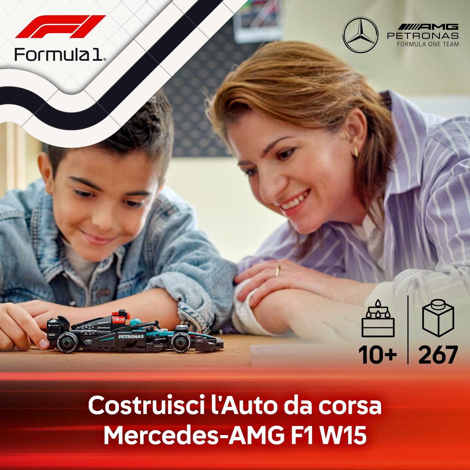 Un ragazzo e una donna guardano un'auto modello Mercedes-AMG F1 W15. L'auto è nera e turchese. Il testo dice 'Costruisci l'auto da corsa'.