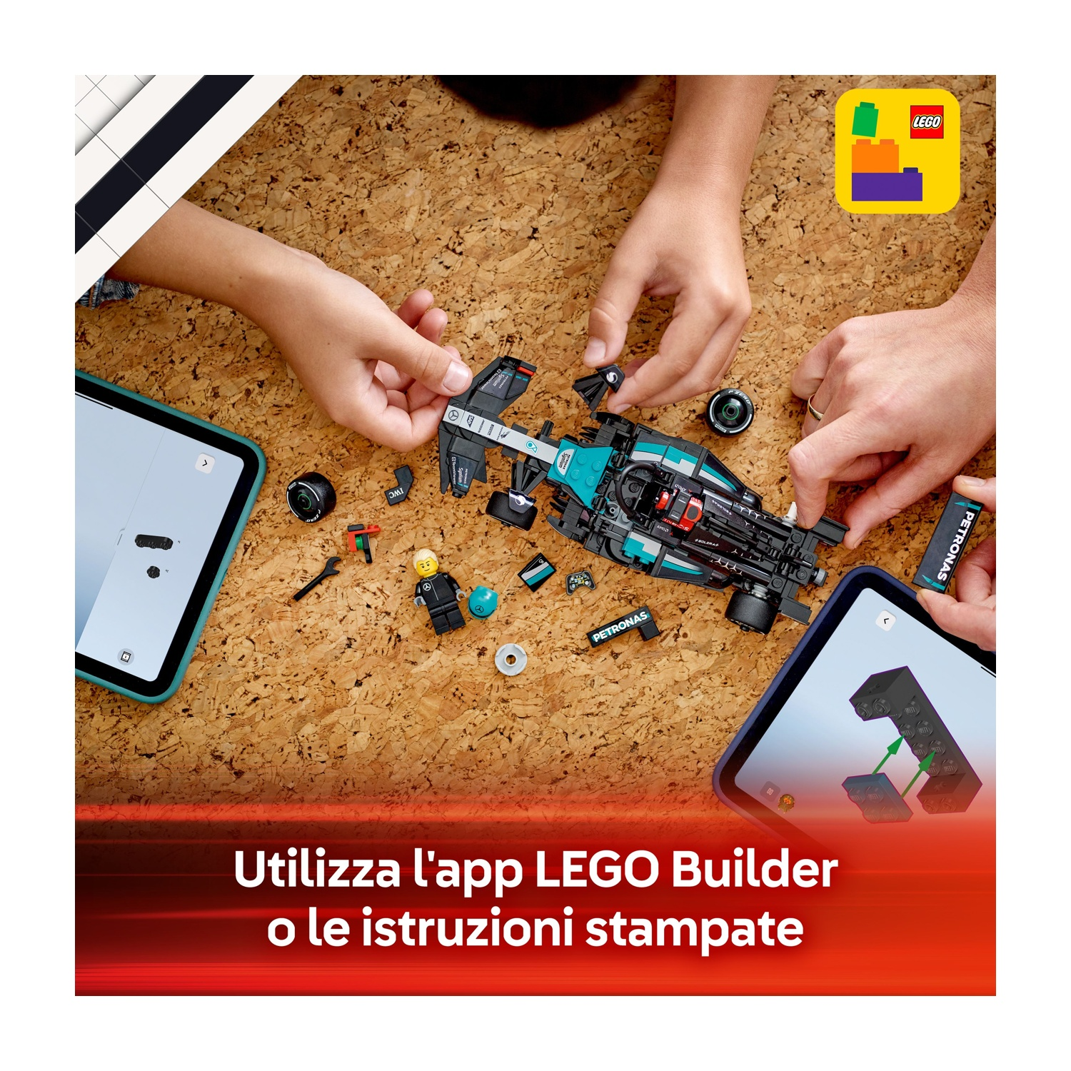 Mani che assemblano un'auto da corsa Lego. I tablet mostrano le istruzioni. Logo Lego presente. Include piccole figure e parti Lego su sughero.