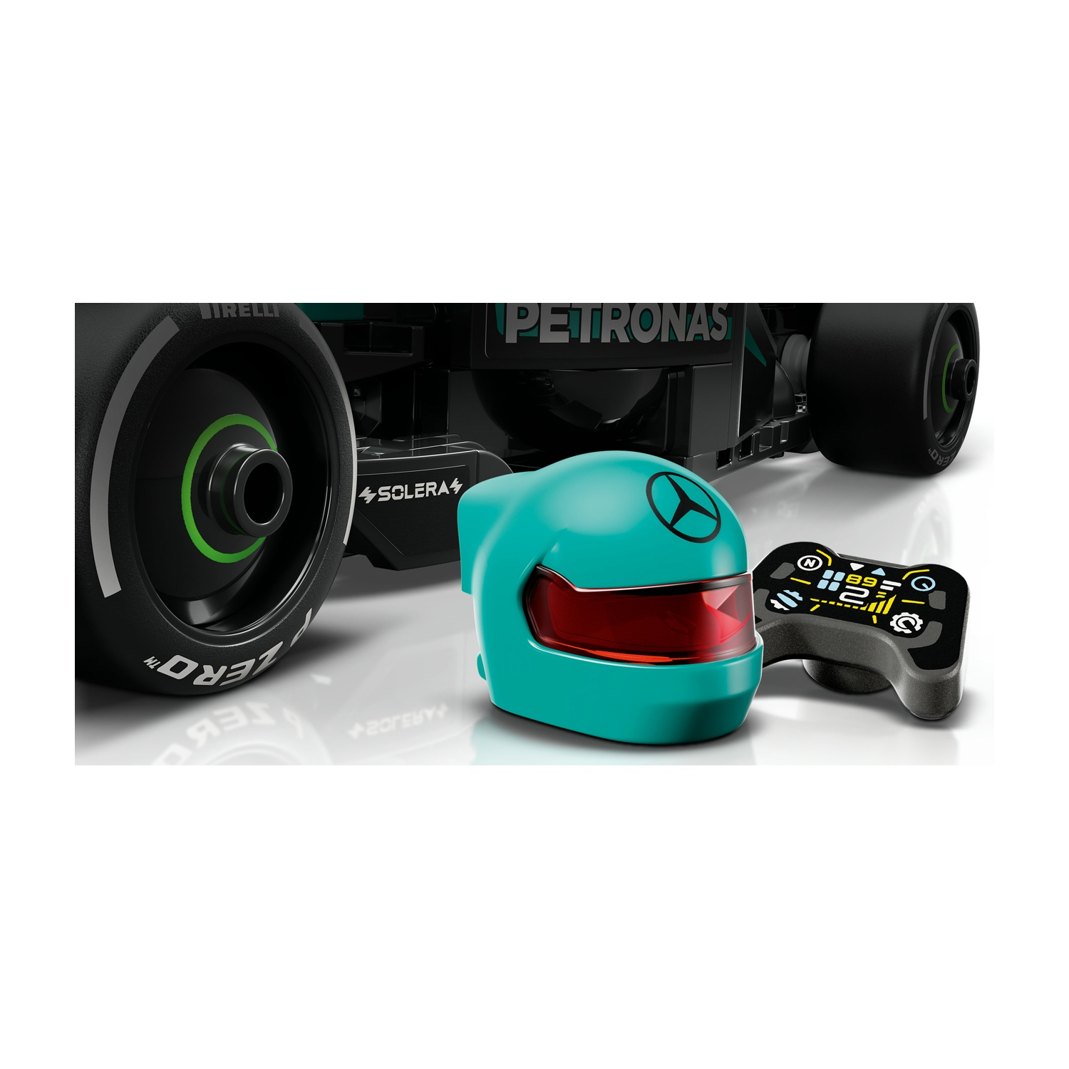 Un'auto da corsa giocattolo con casco e telecomando. L'auto è nera, il casco è verde acqua e il telecomando grigio.