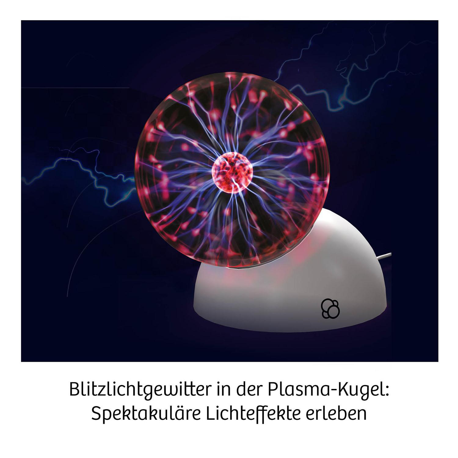 Eine Plasmakugel leuchtet mit roter und lila Elektrizität. Sie sitzt auf einem weißen Sockel. Der Hintergrund ist dunkelblau mit Blitzen.