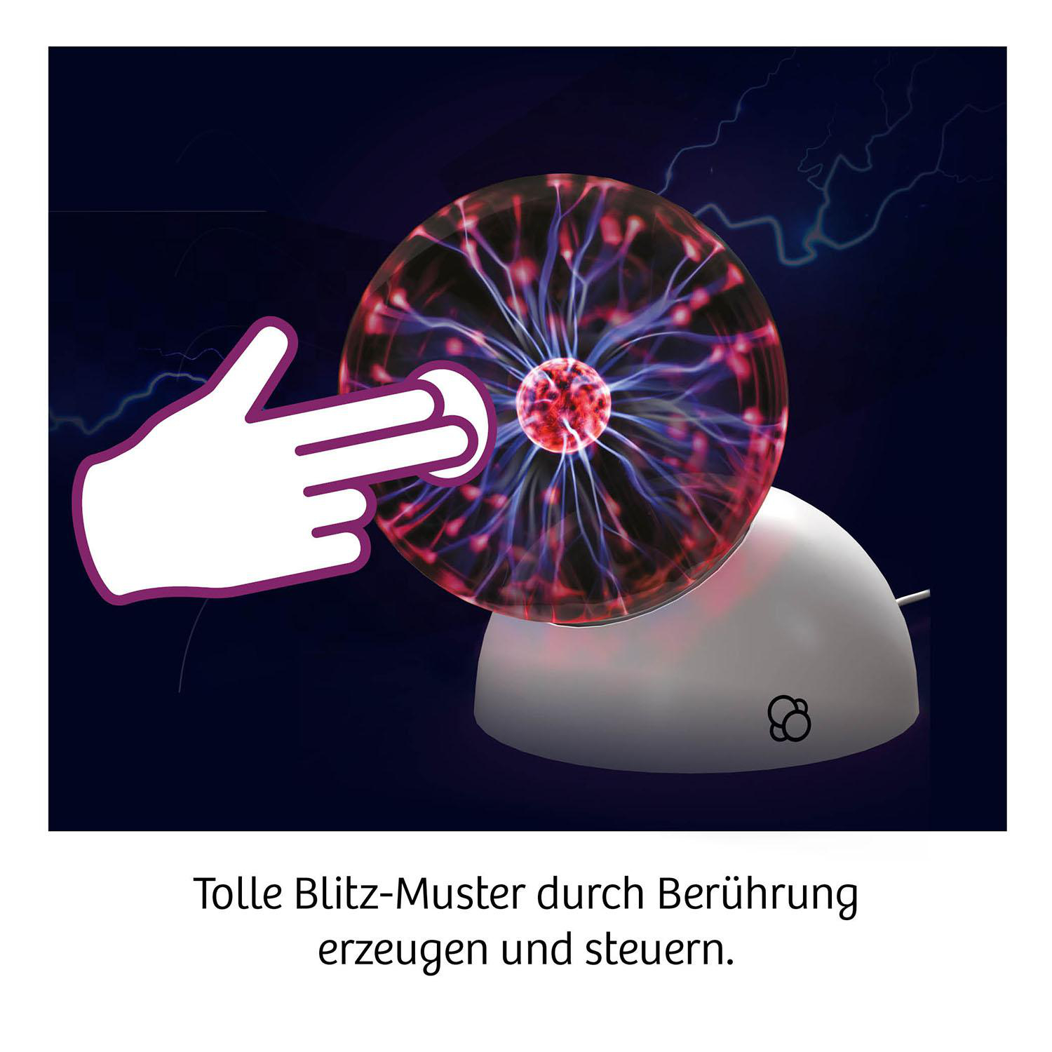 Eine Hand berührt eine Plasmakugel. Roter und blauer Blitz. Weißer Sockel. Dunkelblauer Hintergrund mit Blitzen.