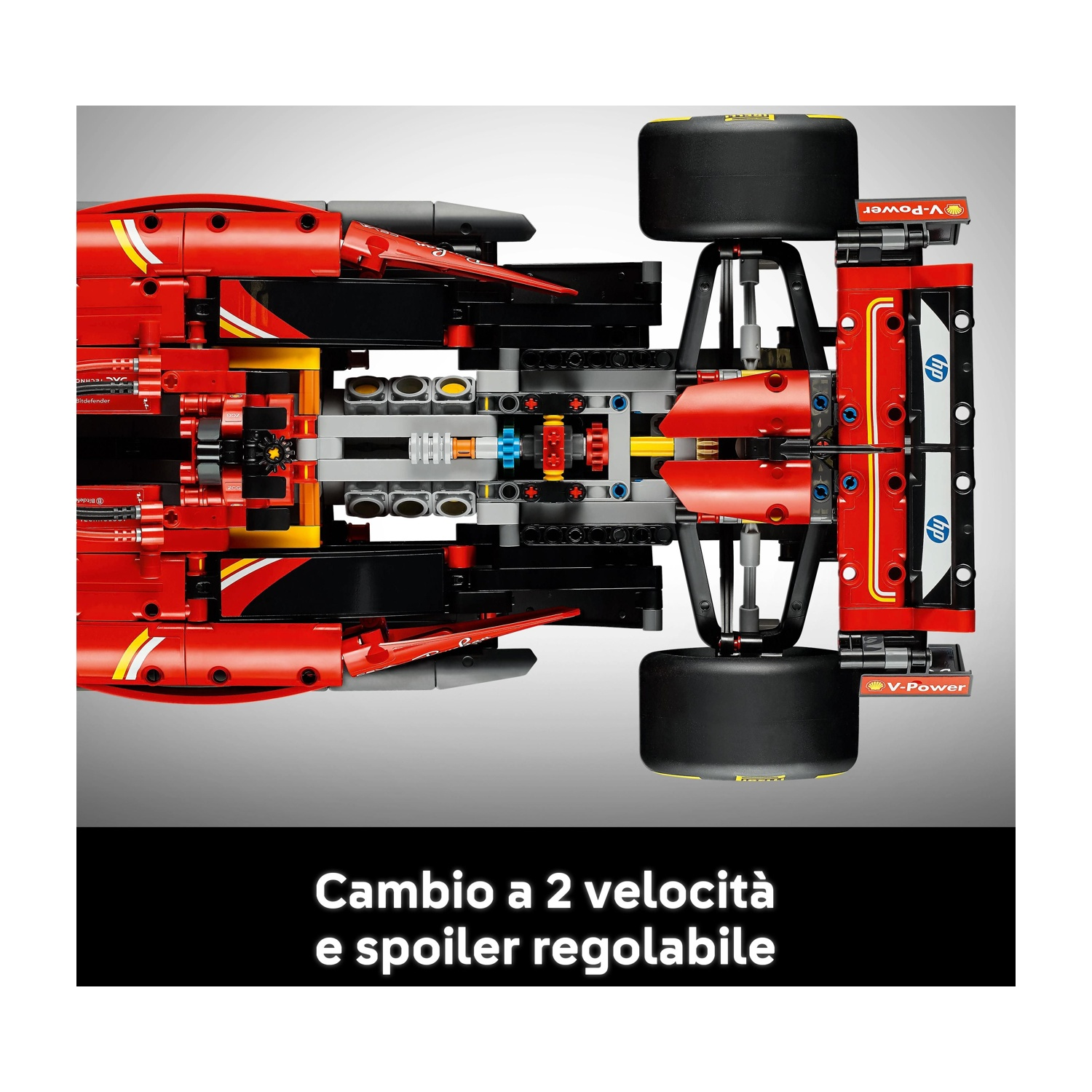 Un modello di auto F1 Lego rosso, visto dal basso. Ha pneumatici neri, dettagli gialli e neri e uno sfondo nero con testo.