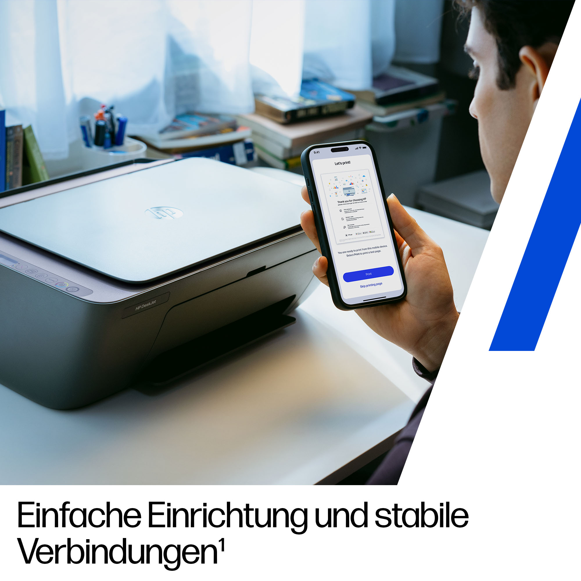 Eine Person verwendet ein Smartphone, um mit einem HP-Drucker zu drucken. Das Telefon zeigt Druckoptionen. Der Hintergrund umfasst einen Schreibtisch und ein Fenster.