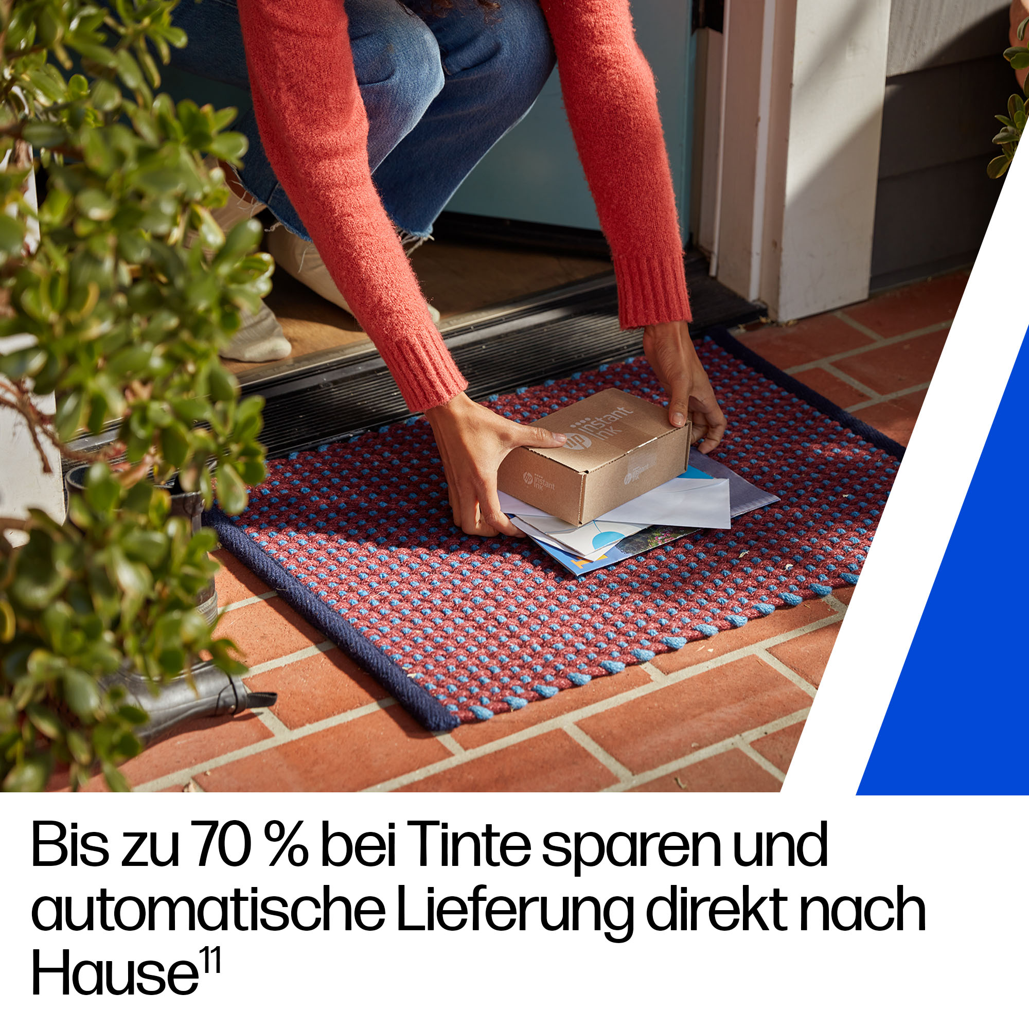 Person empfängt ein Paket an einer Tür. Das Paket liegt auf einer rot-blau gemusterten Matte.