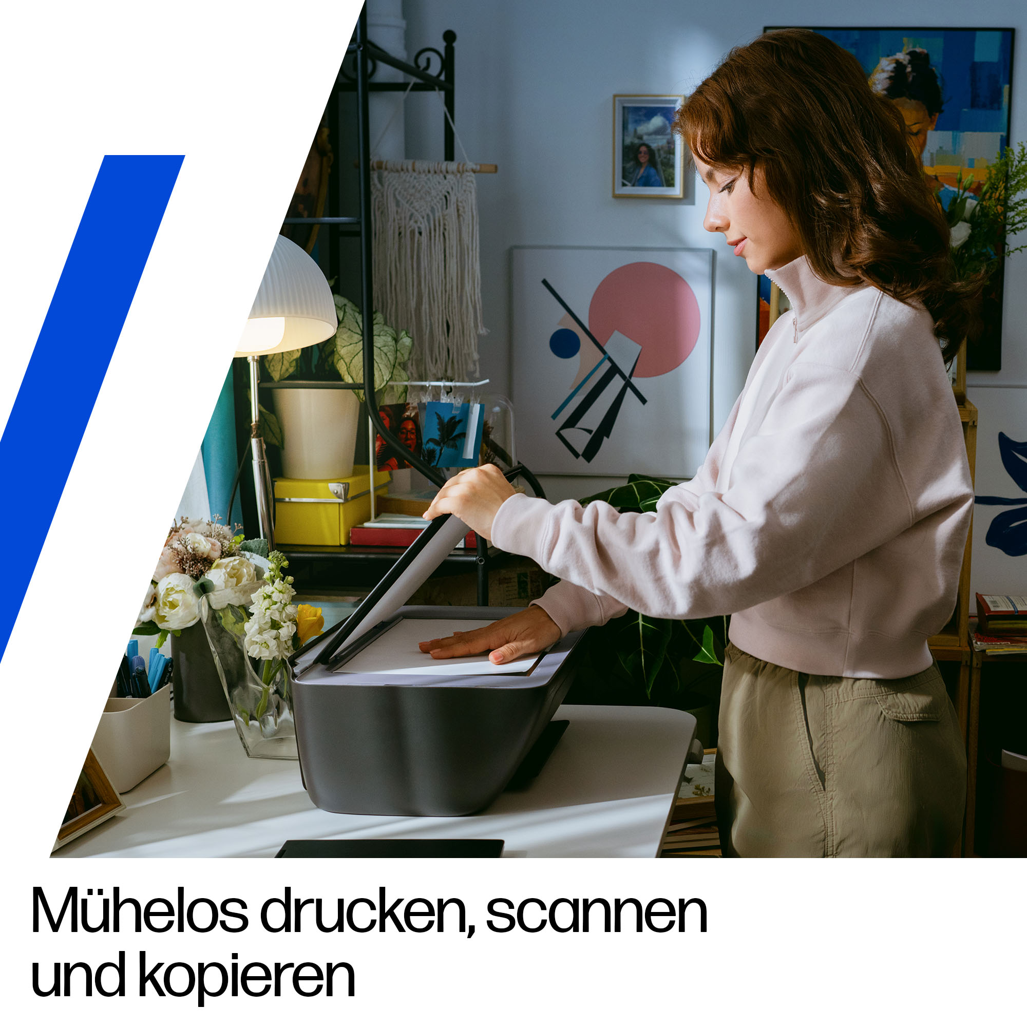 Eine Frau in einem rosa Pullover scannt ein Dokument auf einem Drucker. Ein Schreibtisch mit Blumen und Kunstwerken ist im Hintergrund.