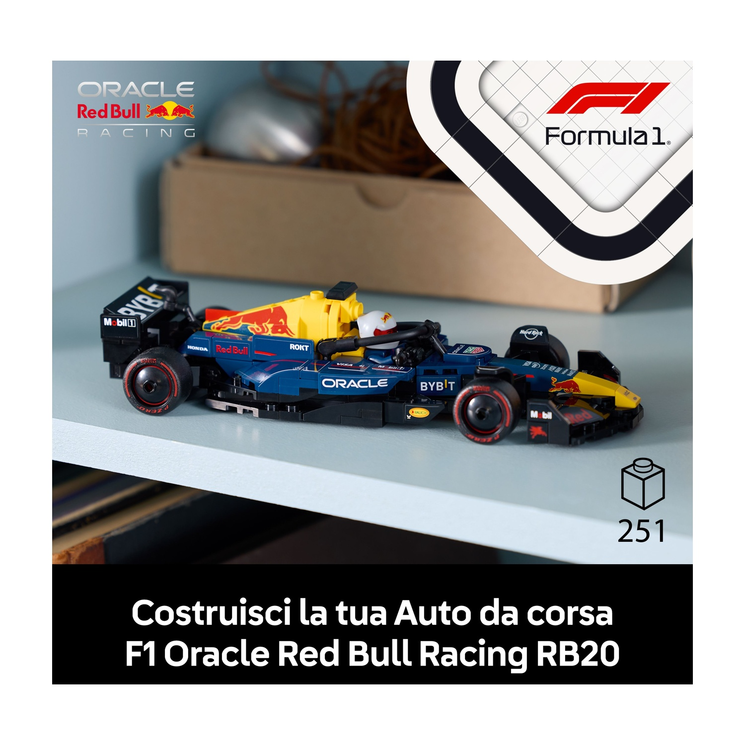 Un modello di auto F1 Lego, Oracle Red Bull Racing RB20, è esposto su uno scaffale. L'auto è blu, gialla e rossa con loghi.