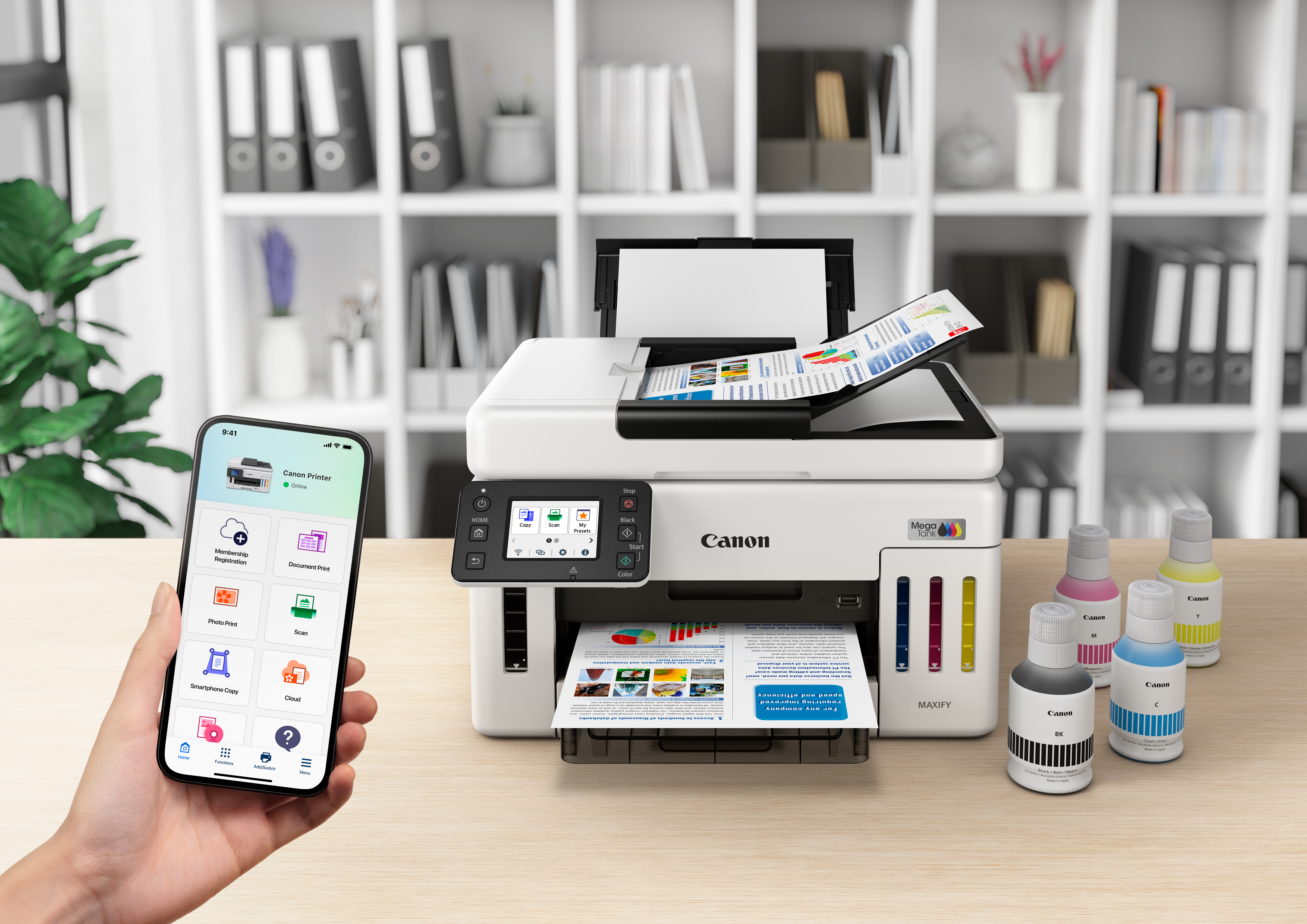 Ein Drucker mit Smartphone-App. Tintenflaschen sind sichtbar, und ein Dokument wird gedruckt.
