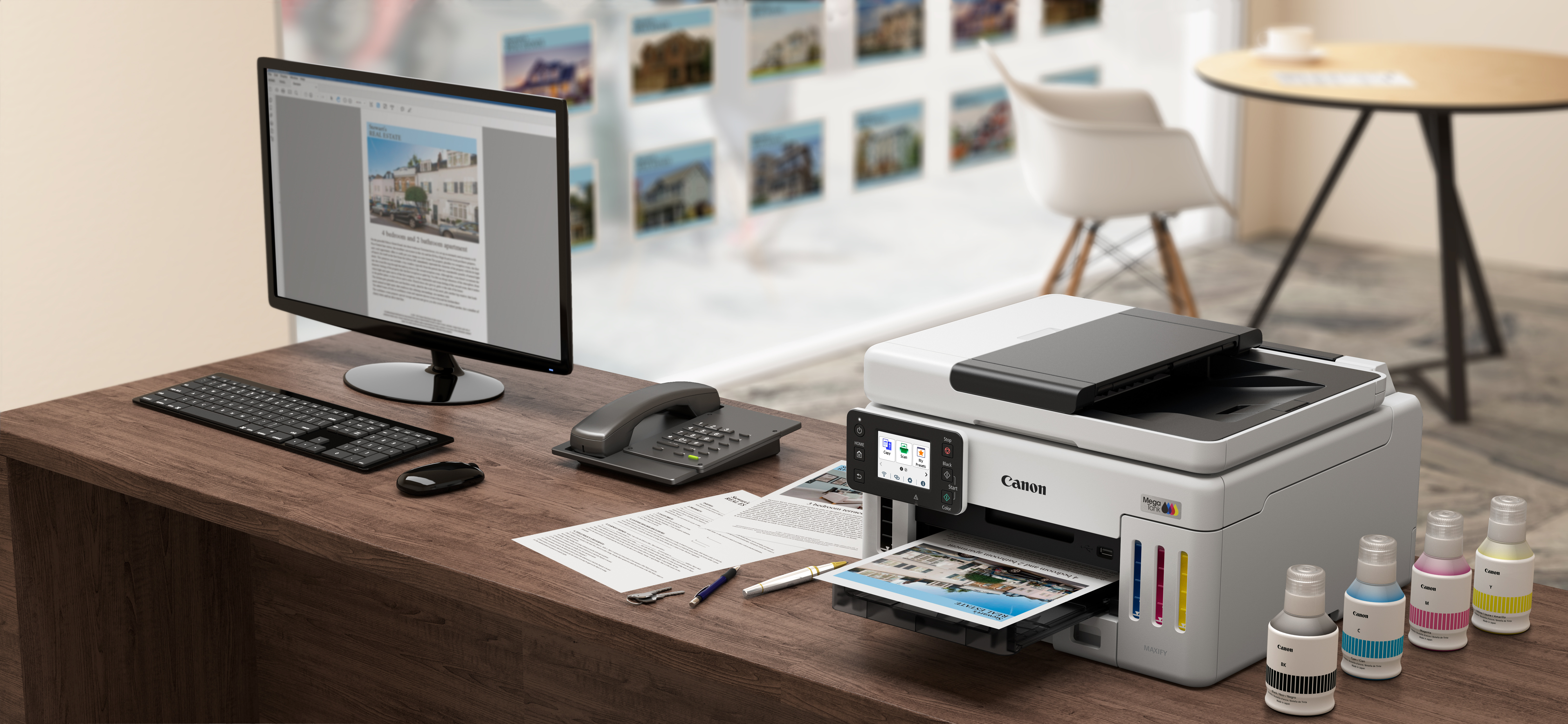 Büroszene mit Computer, Drucker, der ein Dokument druckt, Telefon und Tintenflaschen auf einem Holzschreibtisch. Verschwommener Hintergrund.