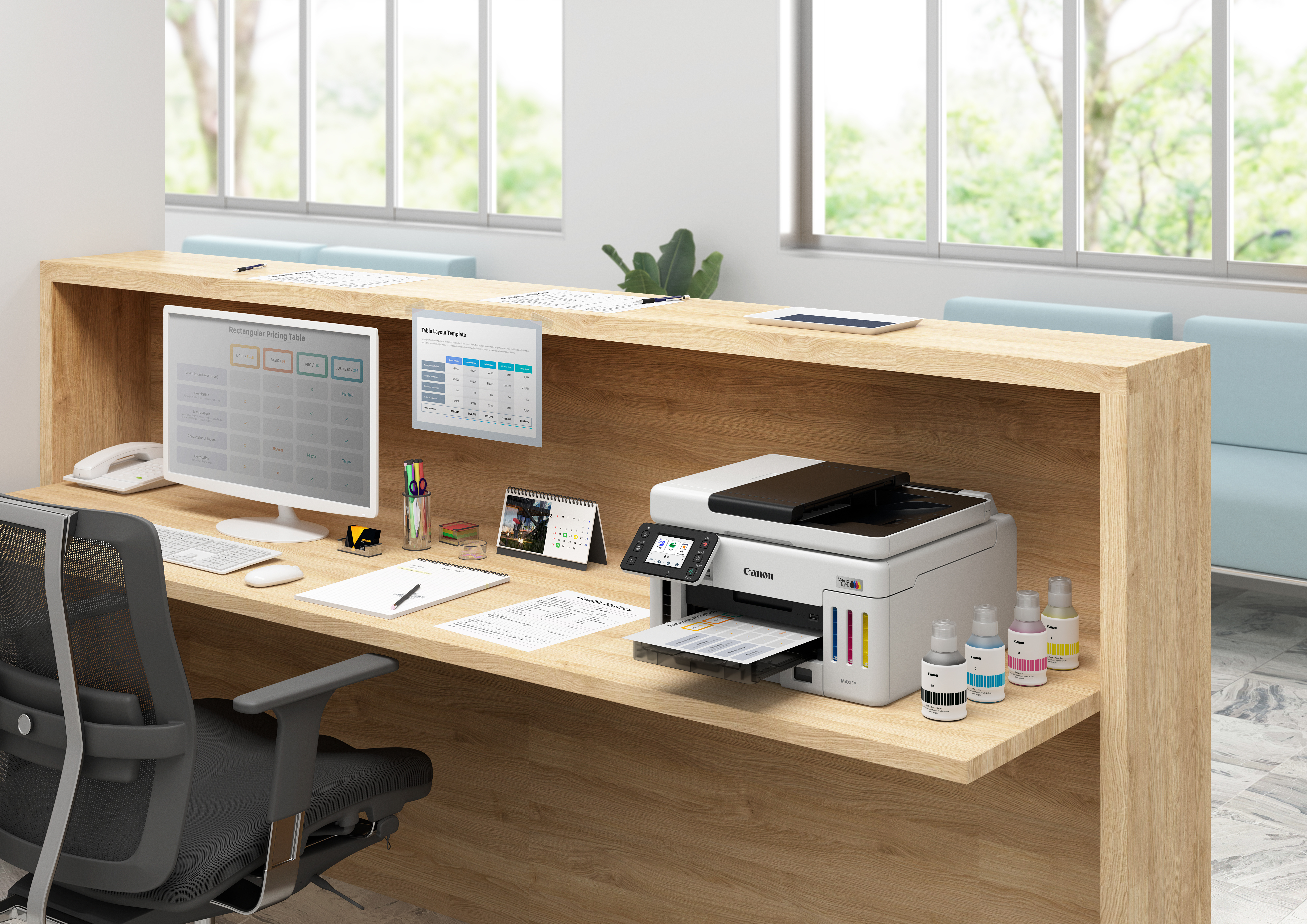 Büroszene mit Schreibtisch, Computer, Drucker und Dokumenten. Fenster und Stühle sind im Hintergrund zu sehen.