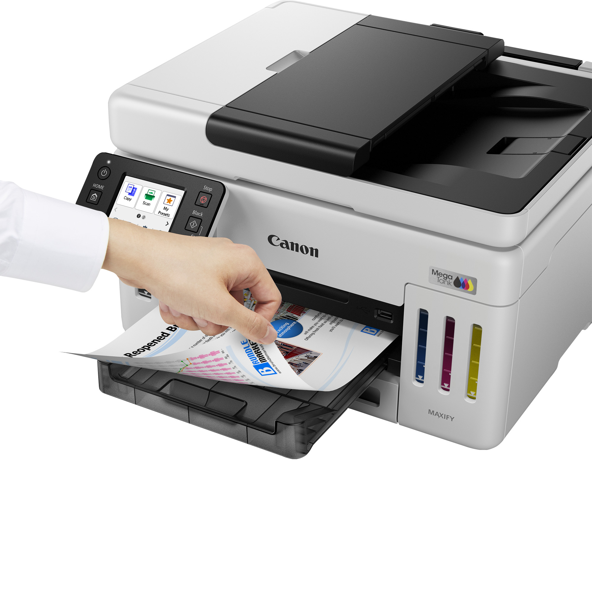 Eine Hand, die ein Papier in einen Canon-Drucker einlegt. Der Drucker ist weiß und schwarz, mit Farbtintentanks und einem Bedienfeld.
