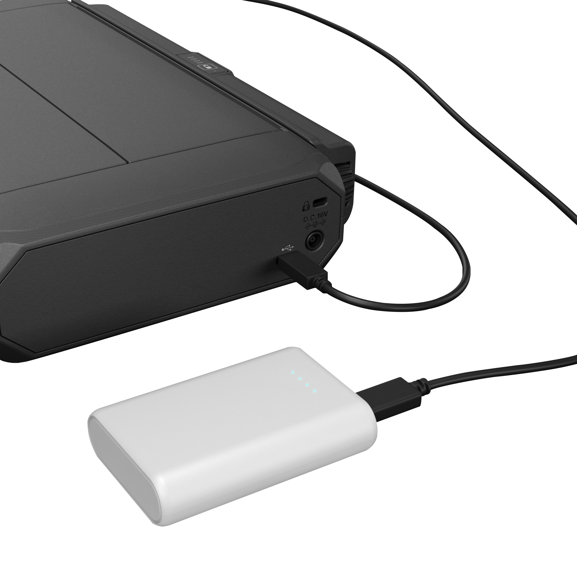 Una stampante nera è collegata a un power bank bianco con un cavo nero. Il power bank ha luci blu.