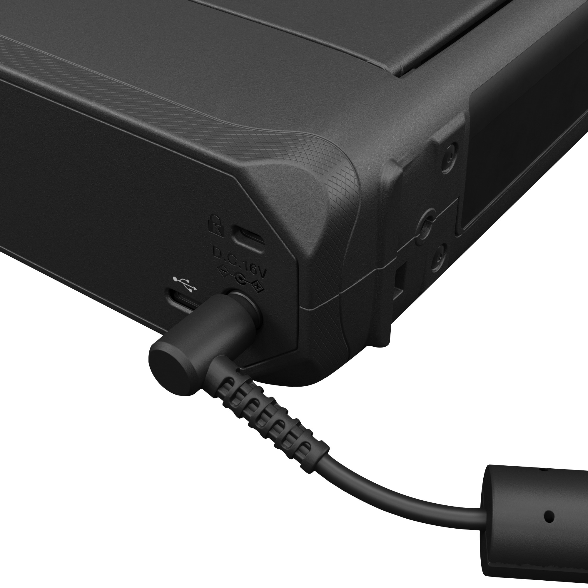 Primo piano di un angolo di dispositivo nero con porta di ricarica e cavo collegato. Lo sfondo è bianco.