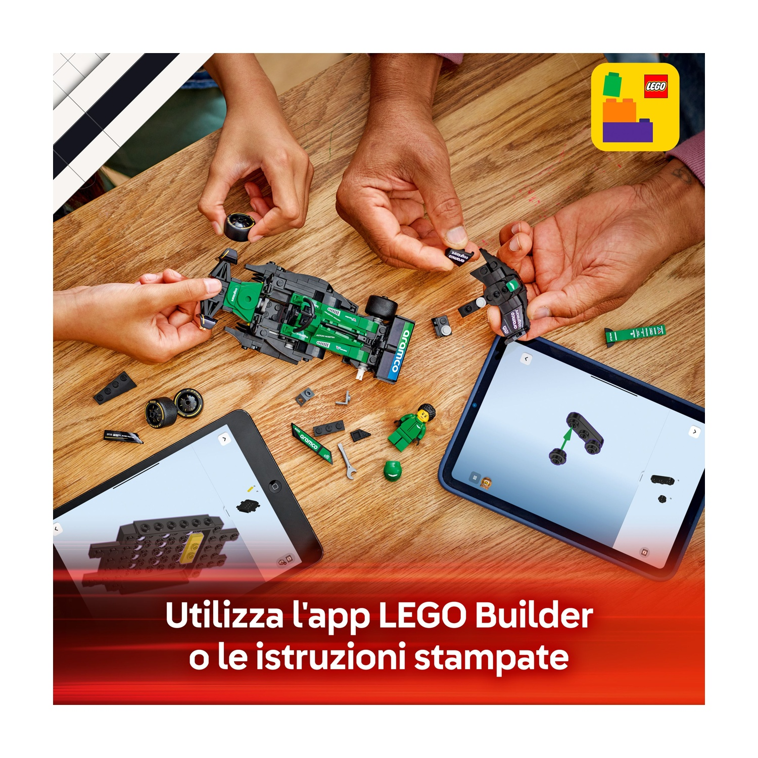 Mani che assemblano un'auto da corsa Lego verde e nera con tablet che mostrano le istruzioni su un tavolo di legno. Logo Lego presente.