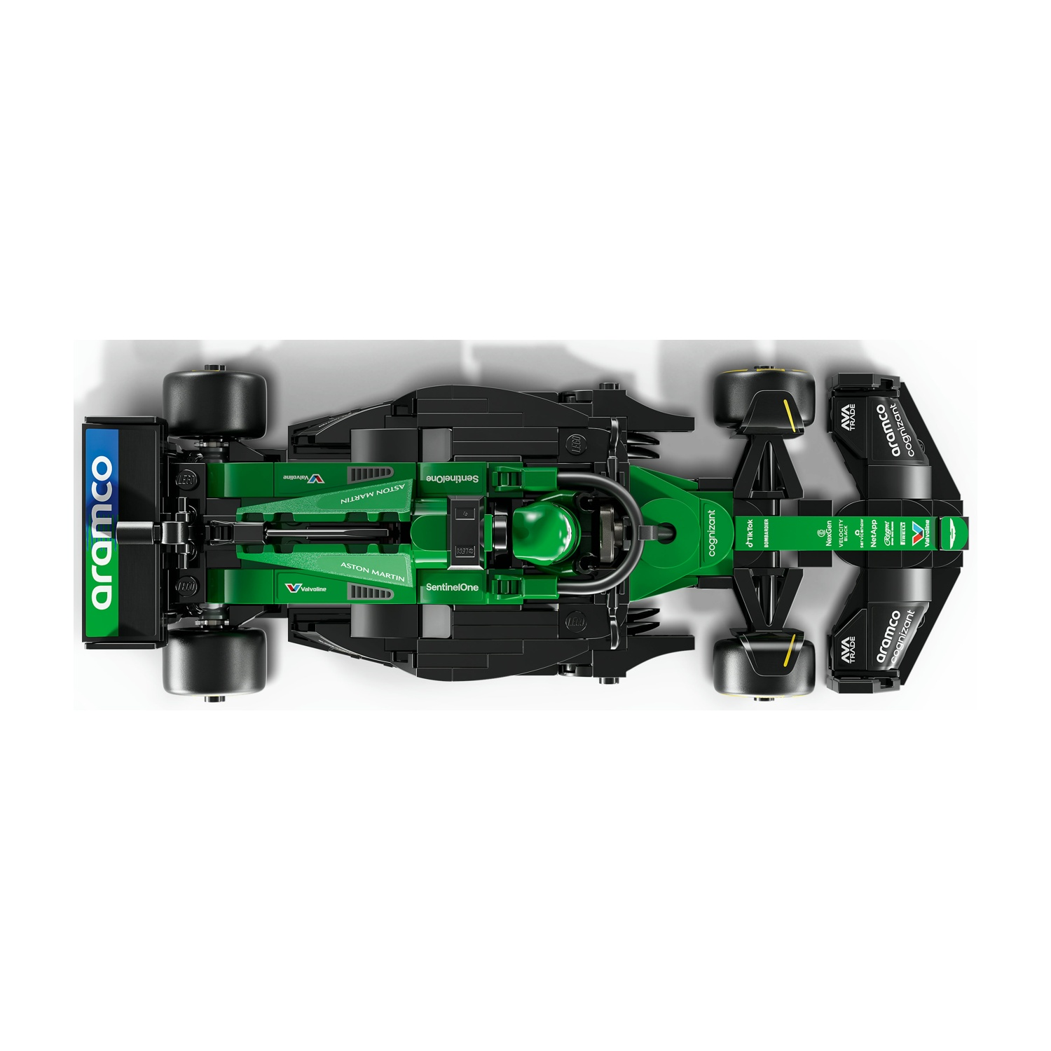 Vista dall'alto di una macchina Lego Aston Martin F1 verde e nera. Gli sponsor includono Aramco, Valvoline e Cognizant.