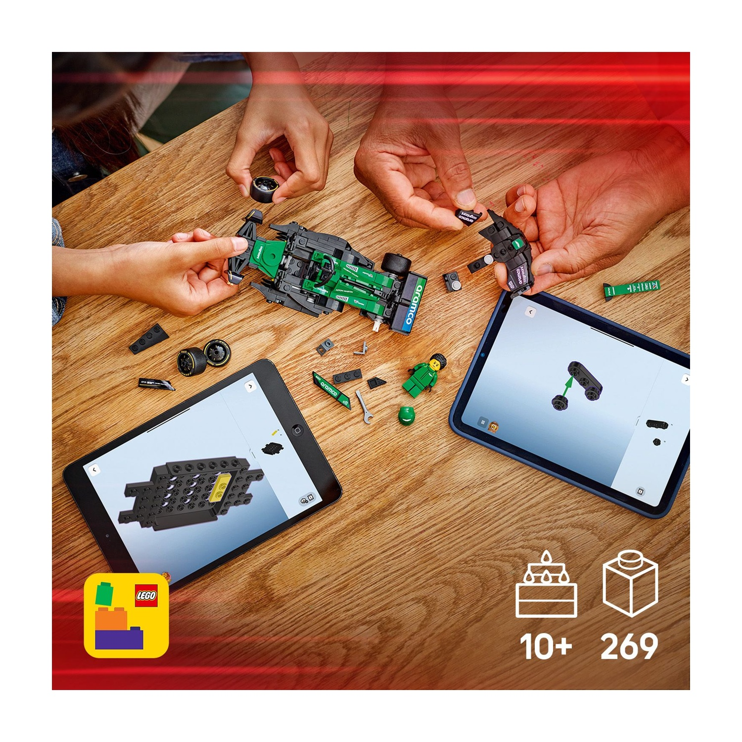 Mani che assemblano un'auto da corsa LEGO verde e nera. Due tablet mostrano le istruzioni. Logo LEGO e numero di età/pezzi visibili.