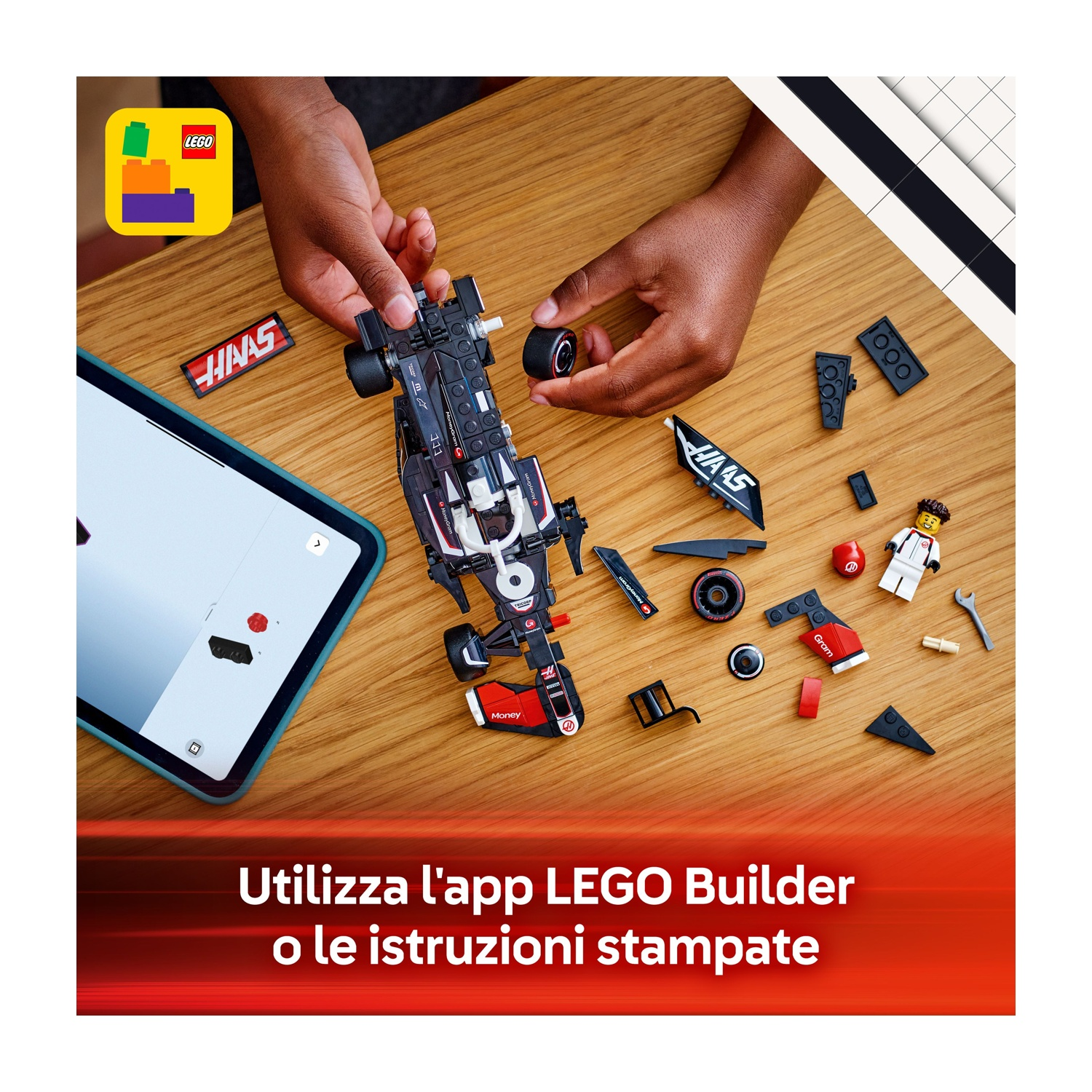 Mani che assemblano una macchina da corsa Lego. Vari pezzi Lego e un tablet sono su una superficie di legno. Il logo Lego è in alto a sinistra.