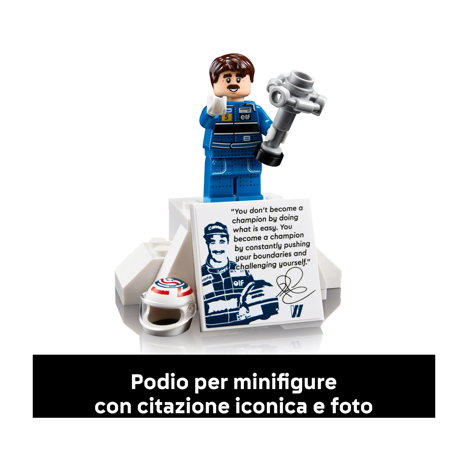 Una figura Lego di un pilota di auto da corsa in tuta blu, con un attrezzo argentato. Un casco e una citazione sono di fronte.