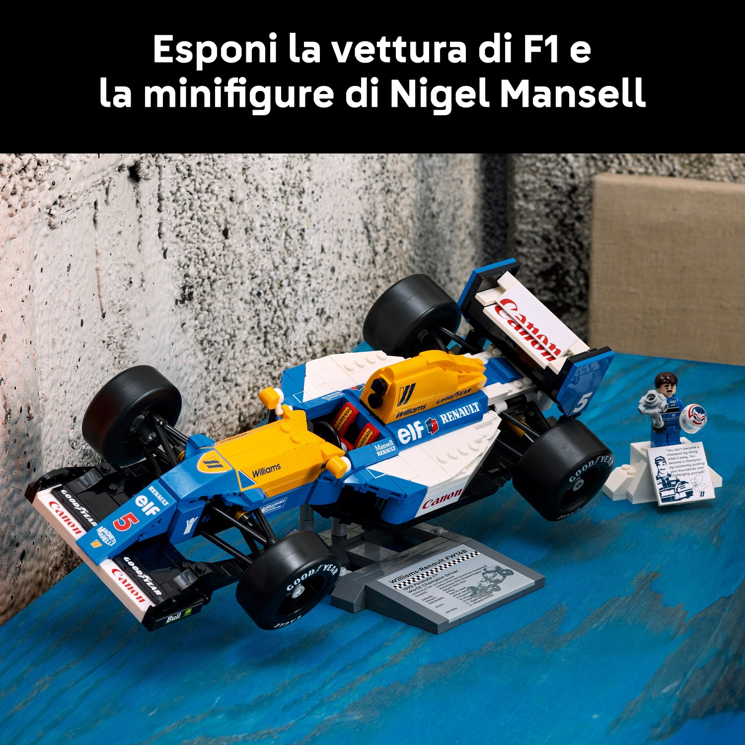 Un'auto di F1 Lego con una minifigure di Nigel Mansell. L'auto è blu, gialla e bianca, con loghi di sponsor. C'è una piccola figura accanto.