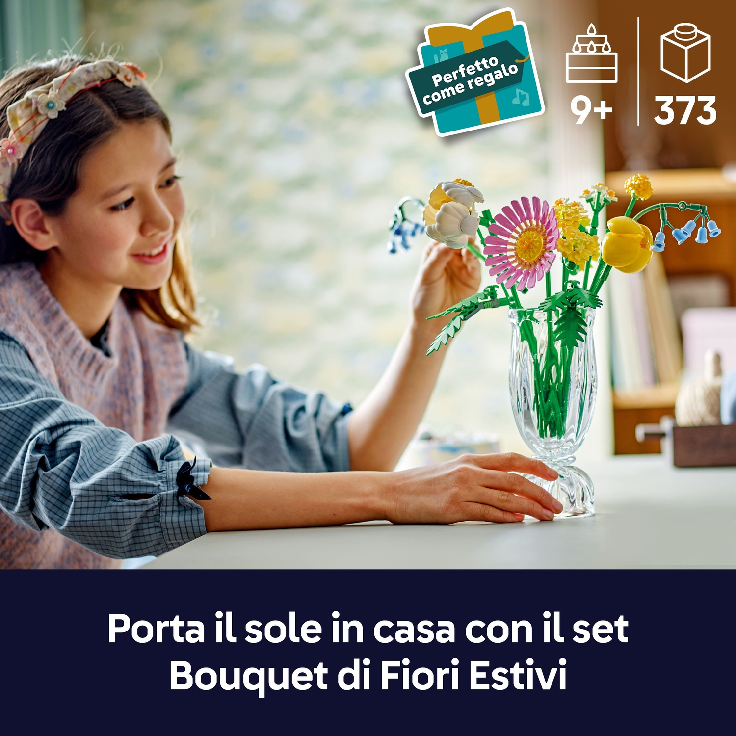 Una ragazza sistema fiori Lego colorati in un vaso di vetro. La scena è luminosa. Il testo dice 'Perfetto come regalo' e 'Porta il sole a casa'.