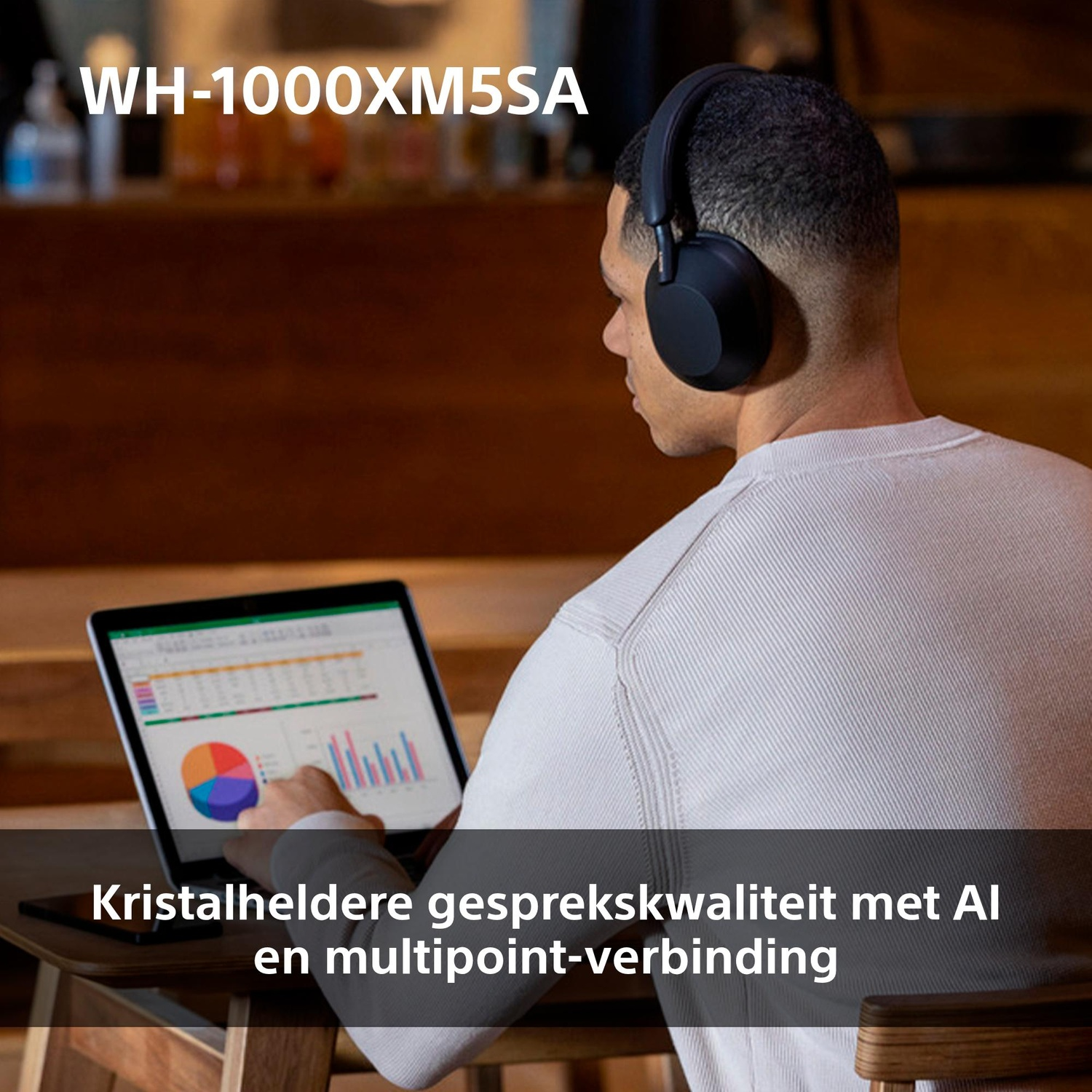Een man met koptelefoon werkt op een laptop met grafieken. Onder: 'Kristalheldere gesprekskwaliteit met AI'.