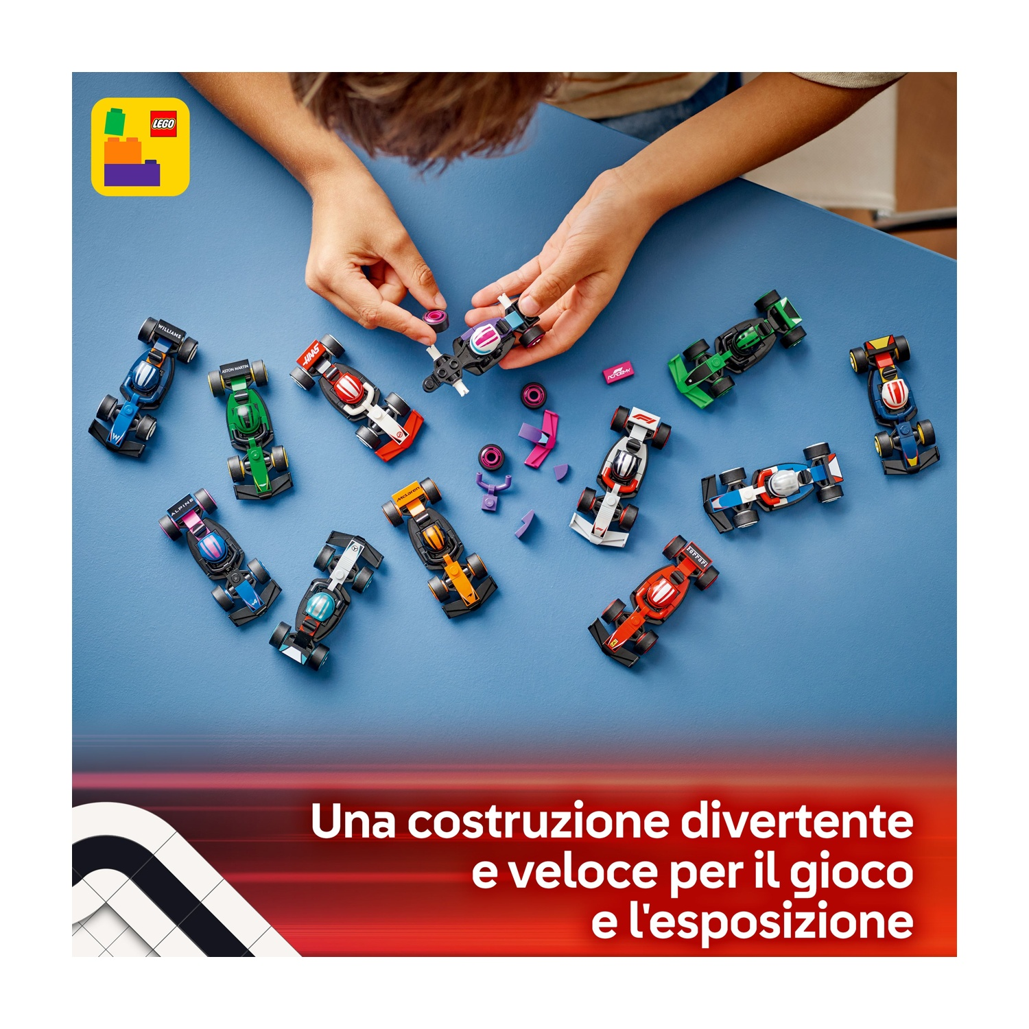 Le mani assemblano auto da corsa giocattolo su una superficie blu. Logo LEGO in alto a sinistra. Le auto sono di diversi colori: rosso, verde, blu e arancione.