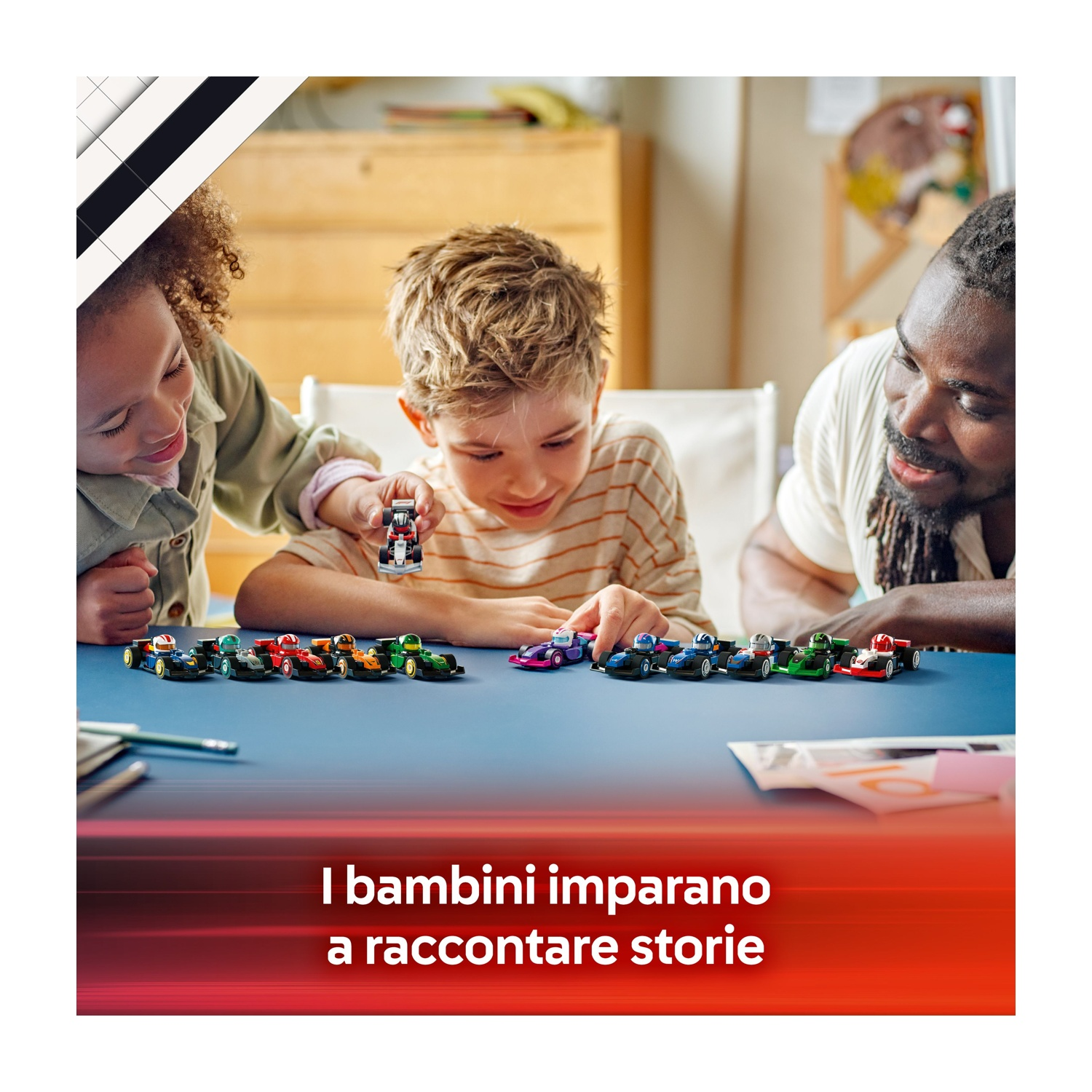 Tre bambini e un adulto sono riuniti attorno a un tavolo blu con macchinine da corsa giocattolo. Tutti guardano i giocattoli.