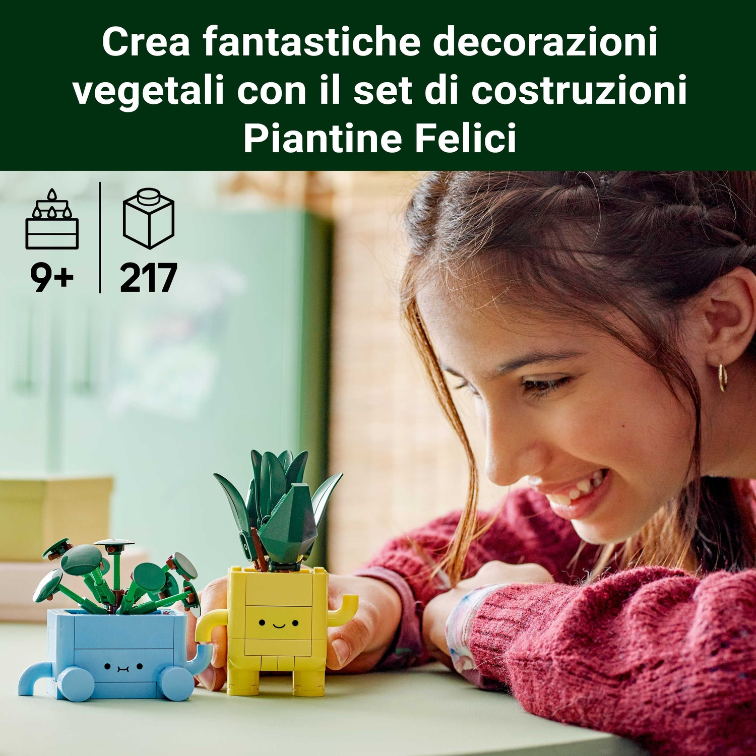 Una ragazza sorride a due personaggi Lego a forma di pianta. Uno è giallo, l'altro blu. Il testo dice: 'Costruisci fantastiche decorazioni vegetali'.