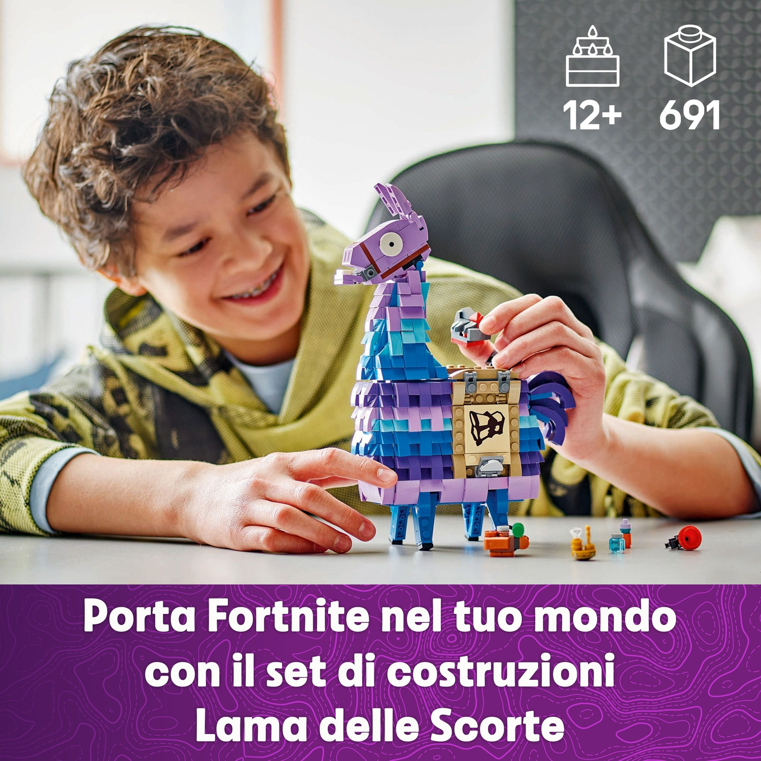 Un ragazzo sorride, assembla un lama Lego. Il lama è blu, viola e marrone. Il testo recita: 'Porta Fortnite nel tuo mondo'.
