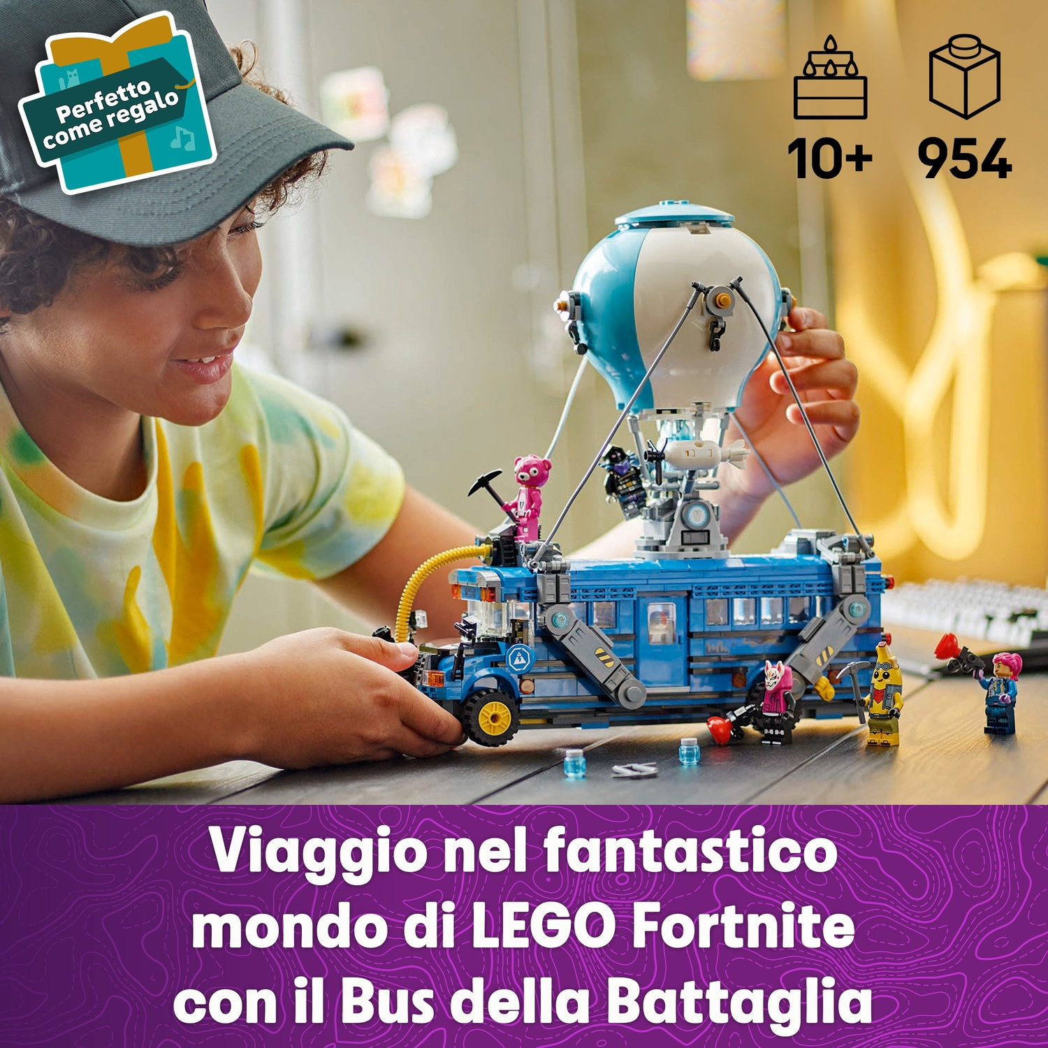Un ragazzo con un berretto sorride a un set Lego Fortnite Battle Bus. Una mongolfiera blu e bianca è attaccata all'autobus.