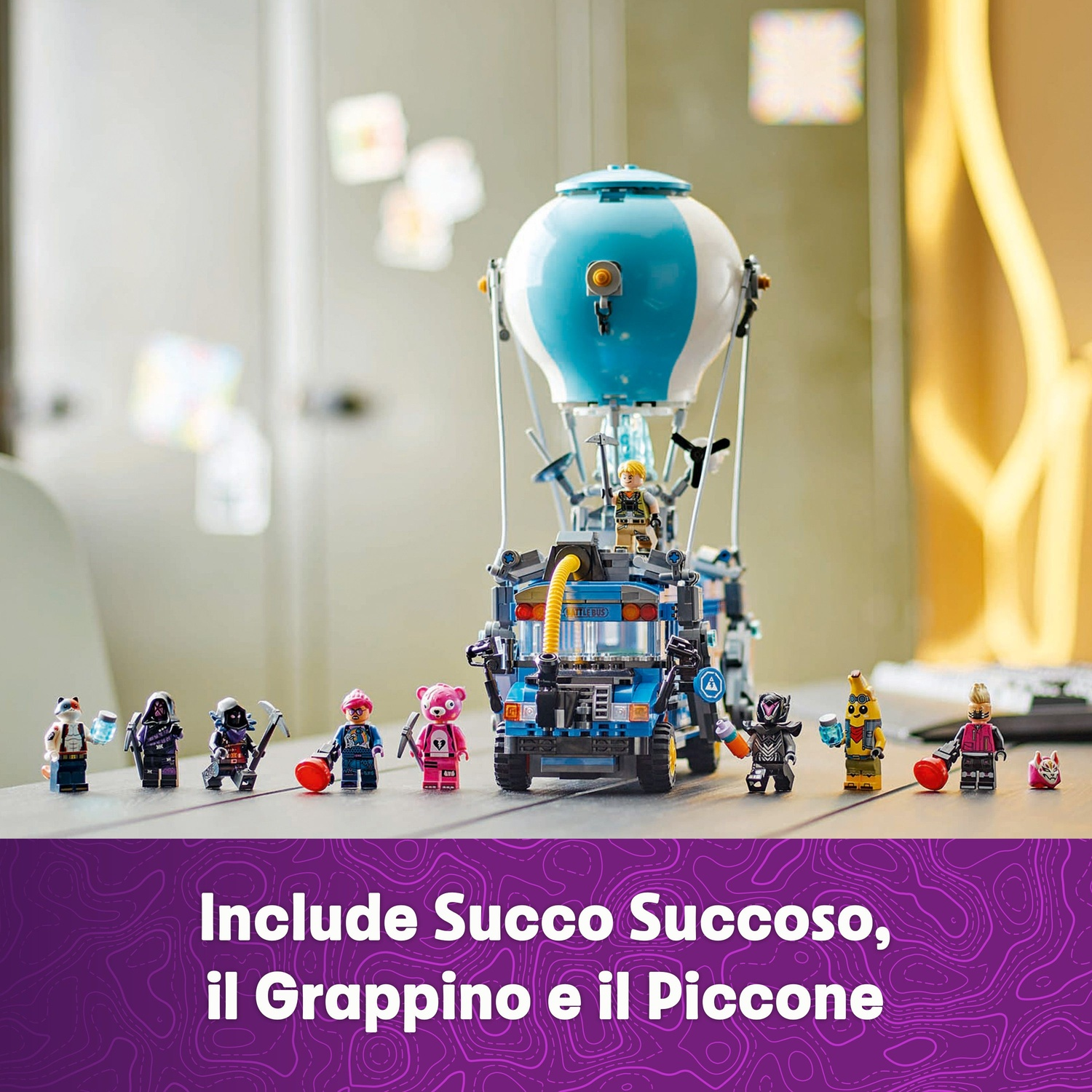 Un set Lego con un pallone aerostatico blu e bianco, un autobus blu e diverse minifigure con vari accessori.