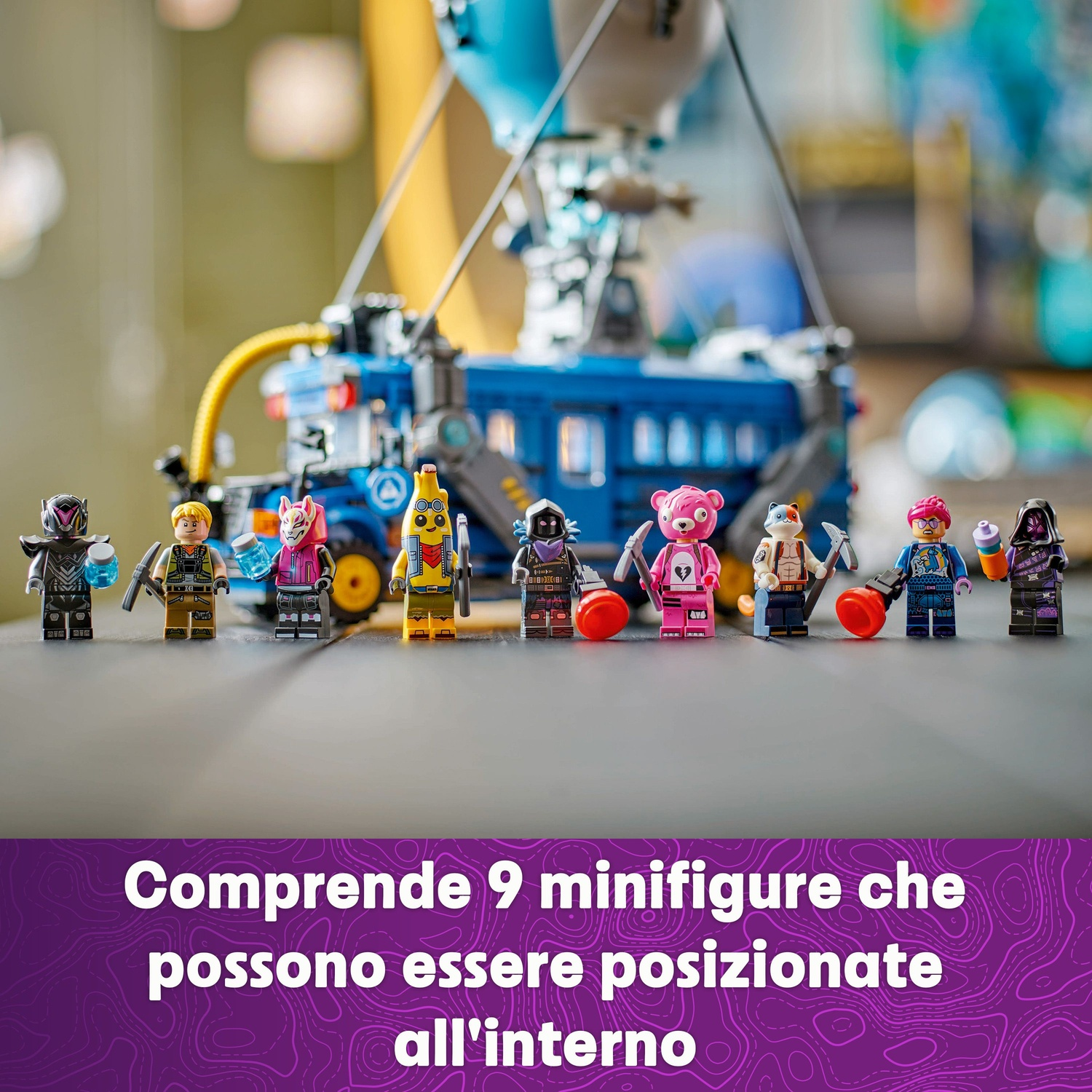 Nove minifigure Lego sono allineate davanti a un veicolo blu. Sono di vari personaggi. Lo sfondo ha una sovrapposizione di motivi viola.