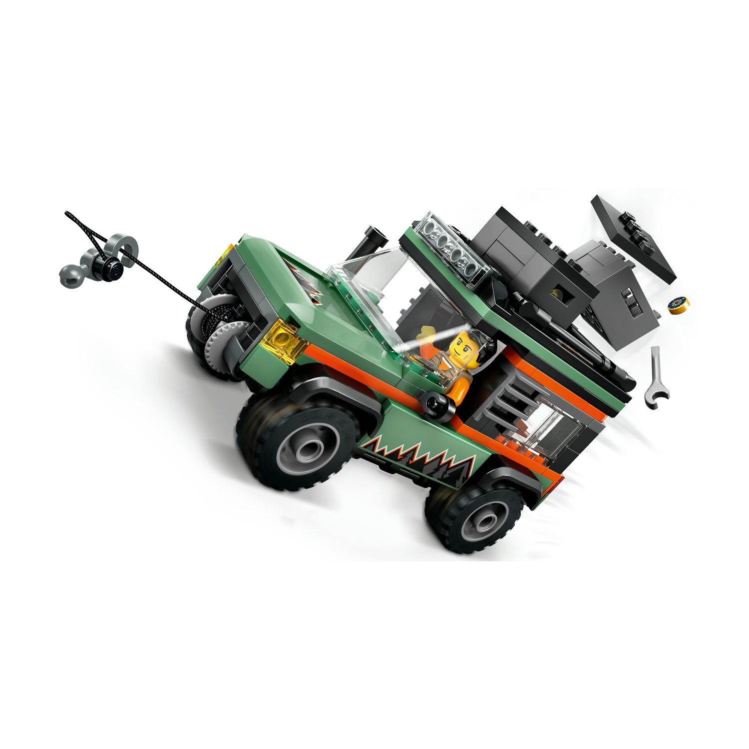 Un veicolo Lego fuoristrada verde con dettagli neri e una figura all'interno. Ha un verricello, pezzi di ricambio e una chiave inglese. Sfondo bianco.