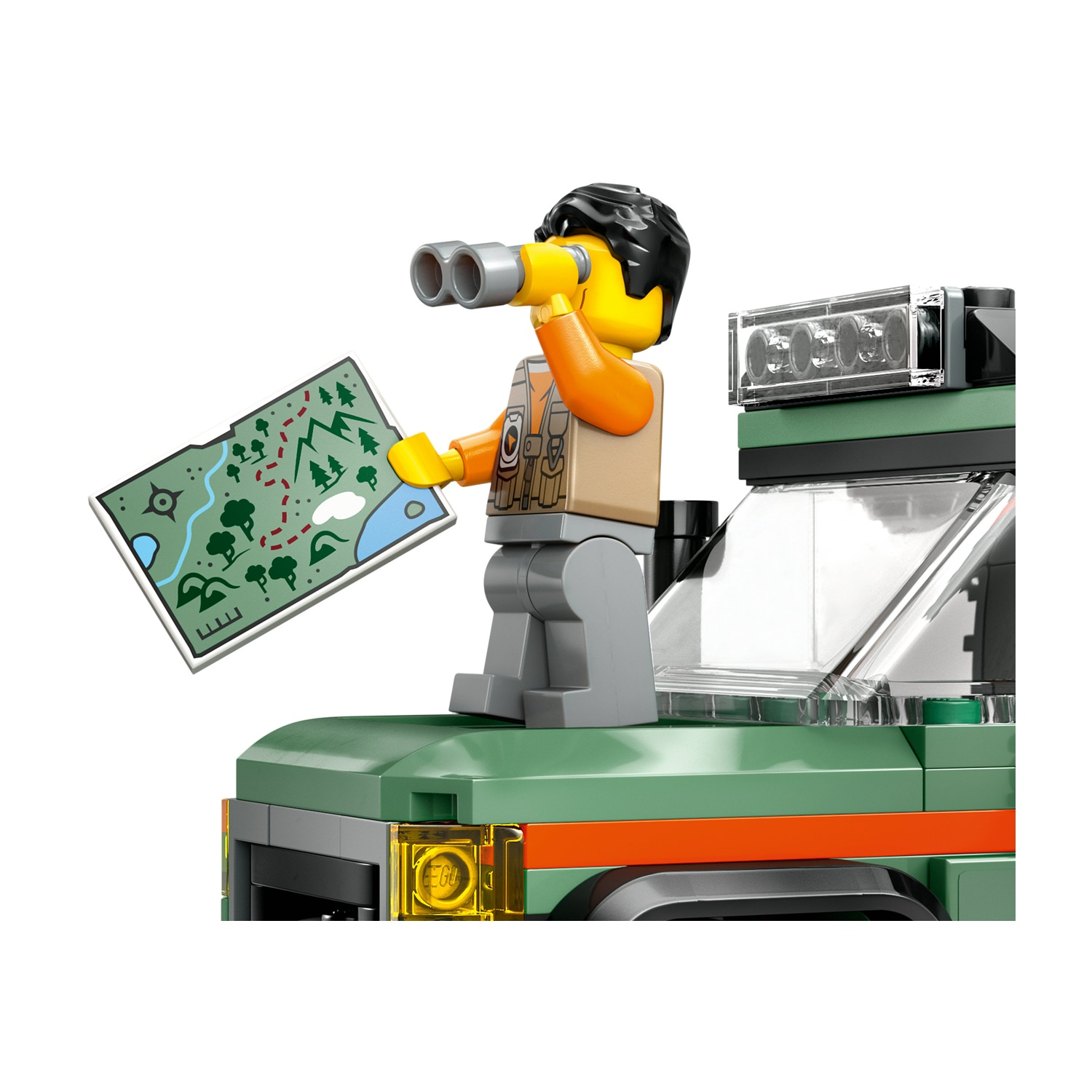 Un personaggio Lego su un veicolo verde guarda attraverso un binocolo e tiene in mano una mappa. Il veicolo ha luci e un parabrezza.