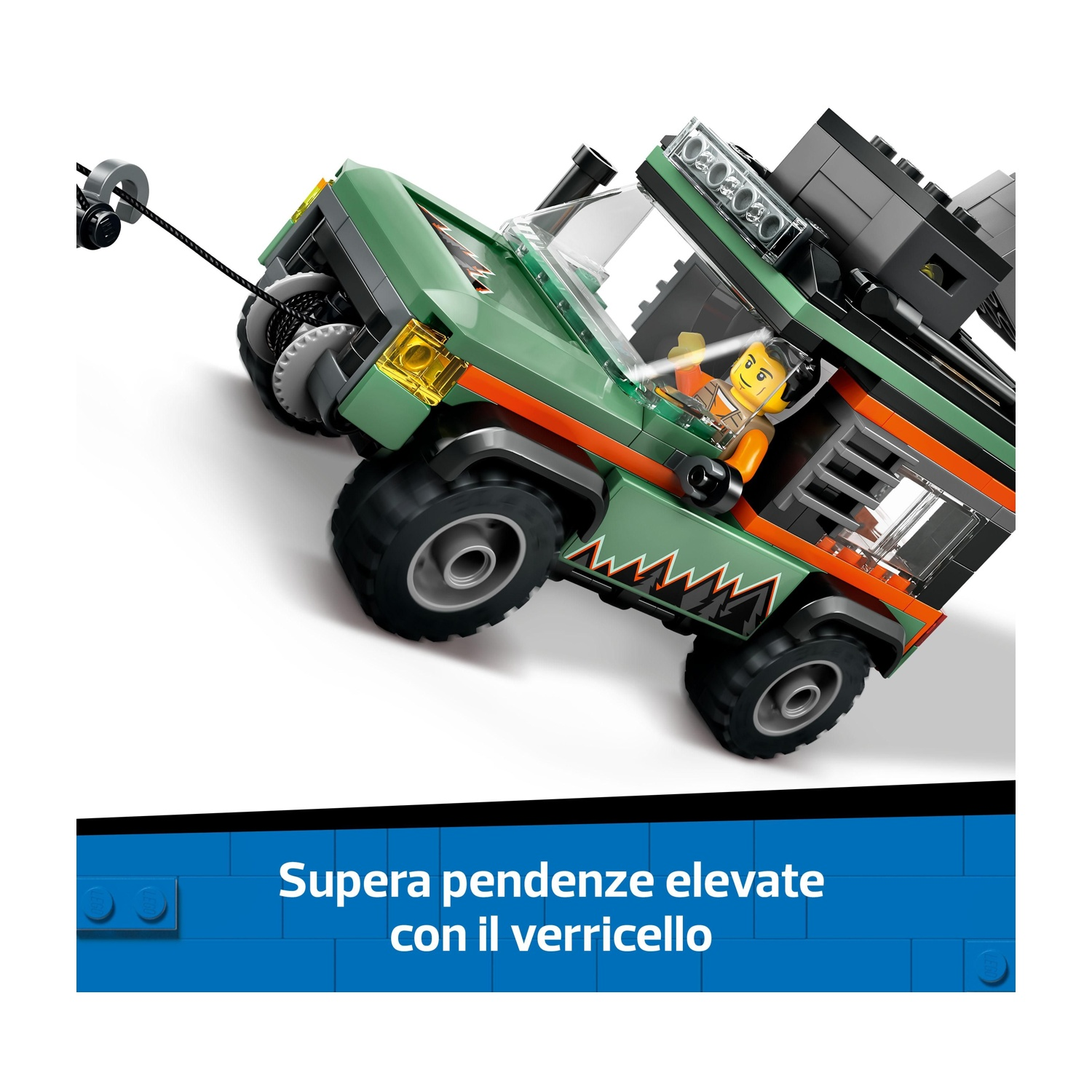 Una jeep giocattolo verde con una minifigure all'interno, che tira una corda nera. La jeep ha ruote grandi e strisce arancioni.