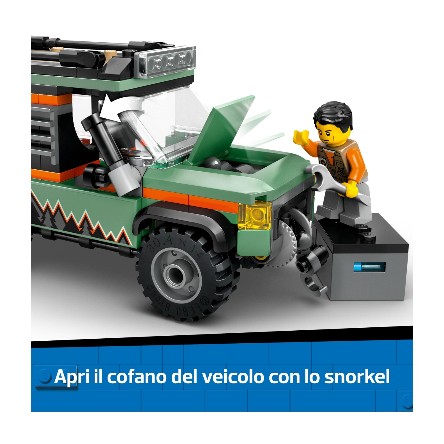 Un personaggio Lego sta lavorando su una jeep verde con strisce arancioni. Il cofano è aperto. Il personaggio tiene una chiave inglese.