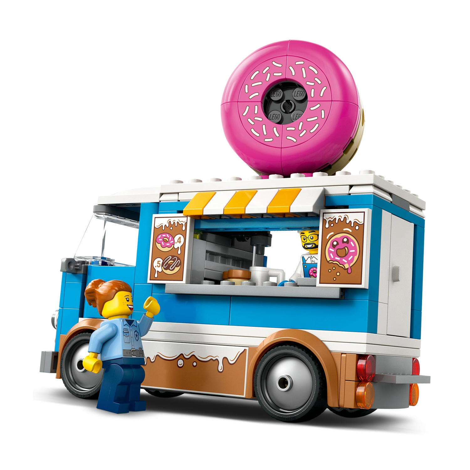 Un camioncino di ciambelle Lego con una grande ciambella sopra. Un personaggio Lego sta salutando. Il camion ha colori blu e bianco e un accento marrone.