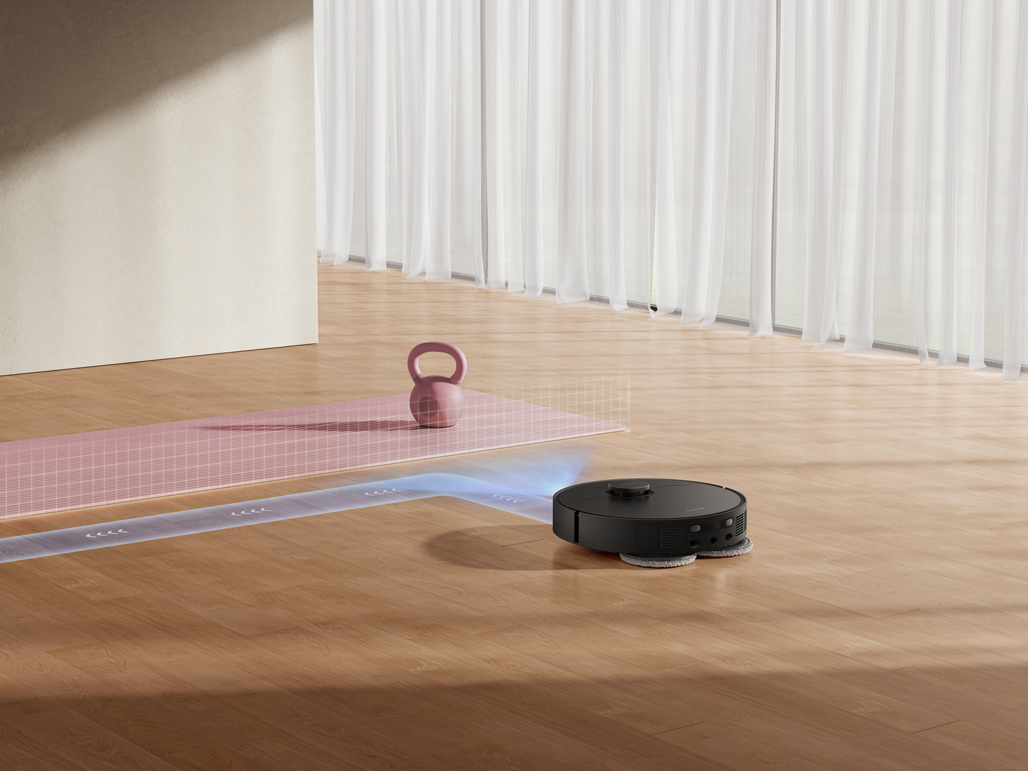 Una aspiradora robot limpia un piso de madera. Se ve una esterilla de yoga rosa y una pesa rusa.