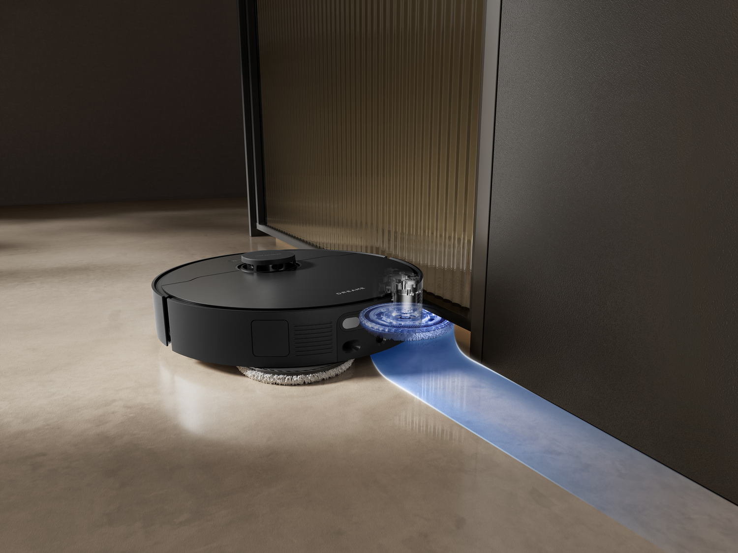 Una aspiradora robot negra limpiando sobre un suelo beige. Un flujo de agua azul se extiende desde el limpiador. Fondo oscuro.