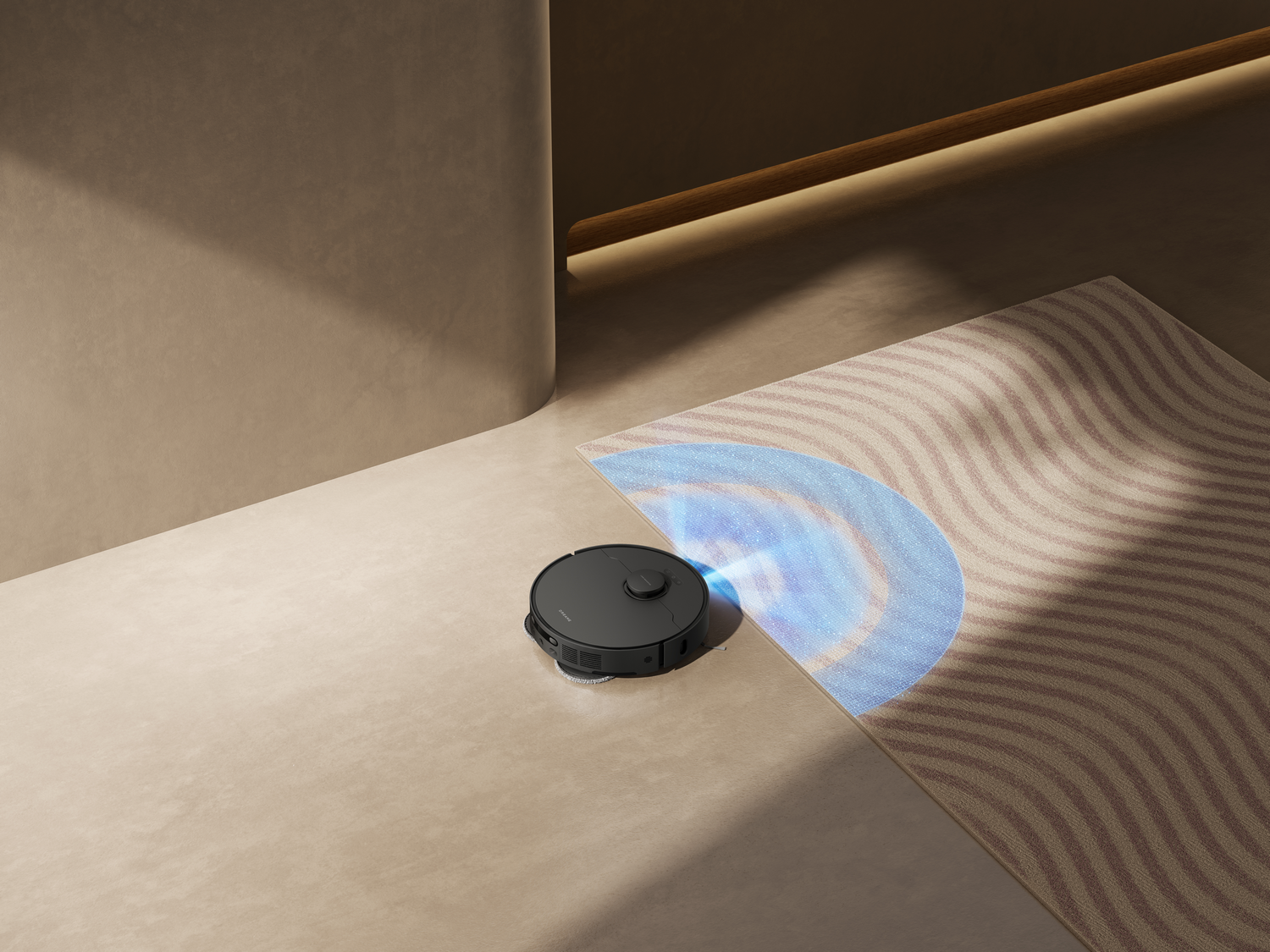 Una aspiradora robot negra en un suelo beige, limpiando una alfombra con un patrón ondulado marrón y beige. Una luz azul indica el área de limpieza.