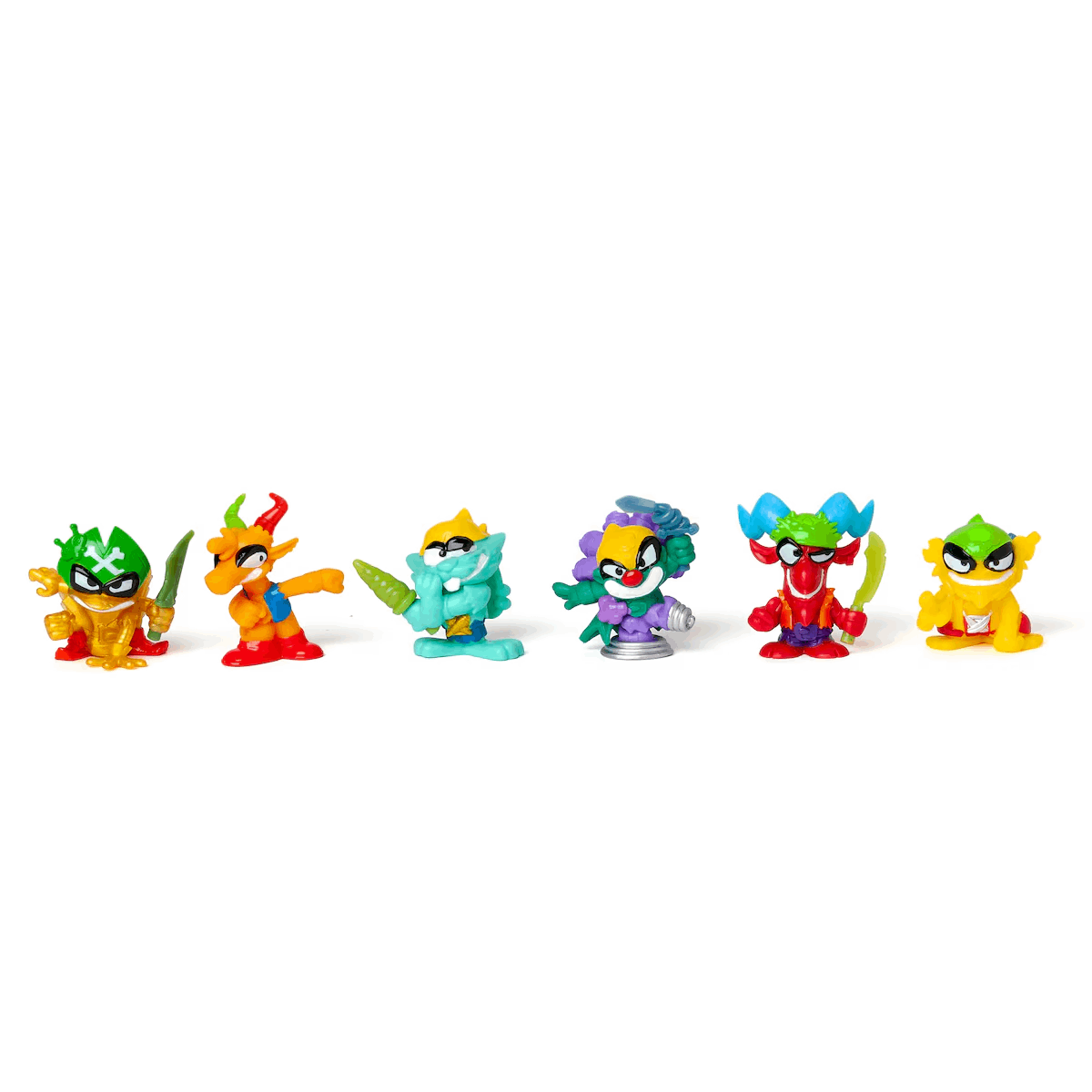 Seis figuras de juguete coloridas están dispuestas en fila sobre un fondo blanco. Cada una tiene un diseño único, con espadas y rasgos caricaturescos.