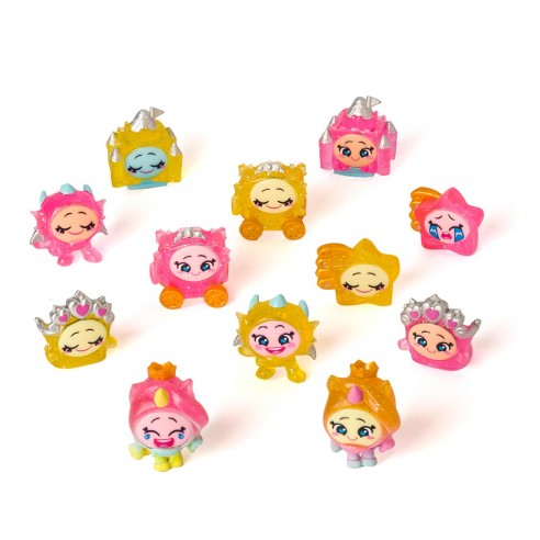 Figuras en miniatura coloridas con caras sonrientes y coronas dispersas sobre un fondo blanco, algunas en forma de estrella, otras en cuadrados.