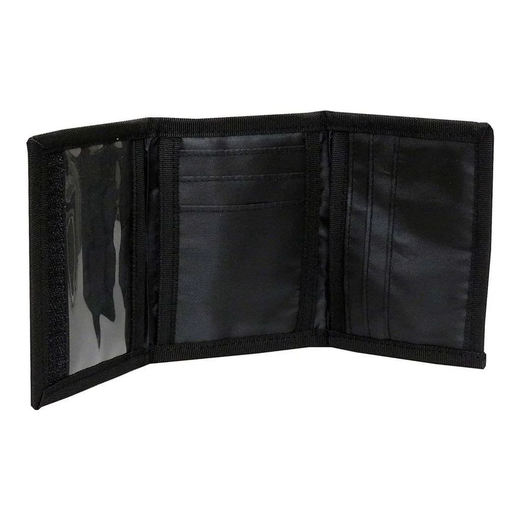 Cartera negra tríptica abierta. Tiene múltiples ranuras para tarjetas y una ventana de identificación transparente. El fondo es blanco.