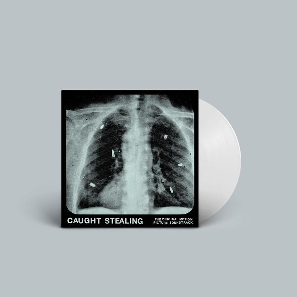 Albumcover: Röntgenaufnahme einer Brust mit Kugeln. Titel: Caught Stealing, The Original Motion Picture Soundtrack. Schallplatte rechts.