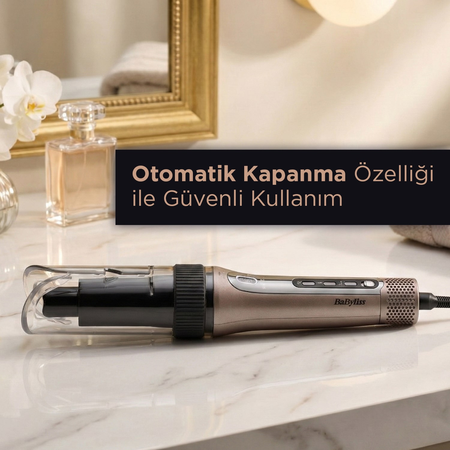 Beyaz bir tezgahta bir saç maşası. Arka planda altın bir ayna, parfüm şişesi ve çiçekler var. Metin: Otomatik Kapanma Özelliği.
