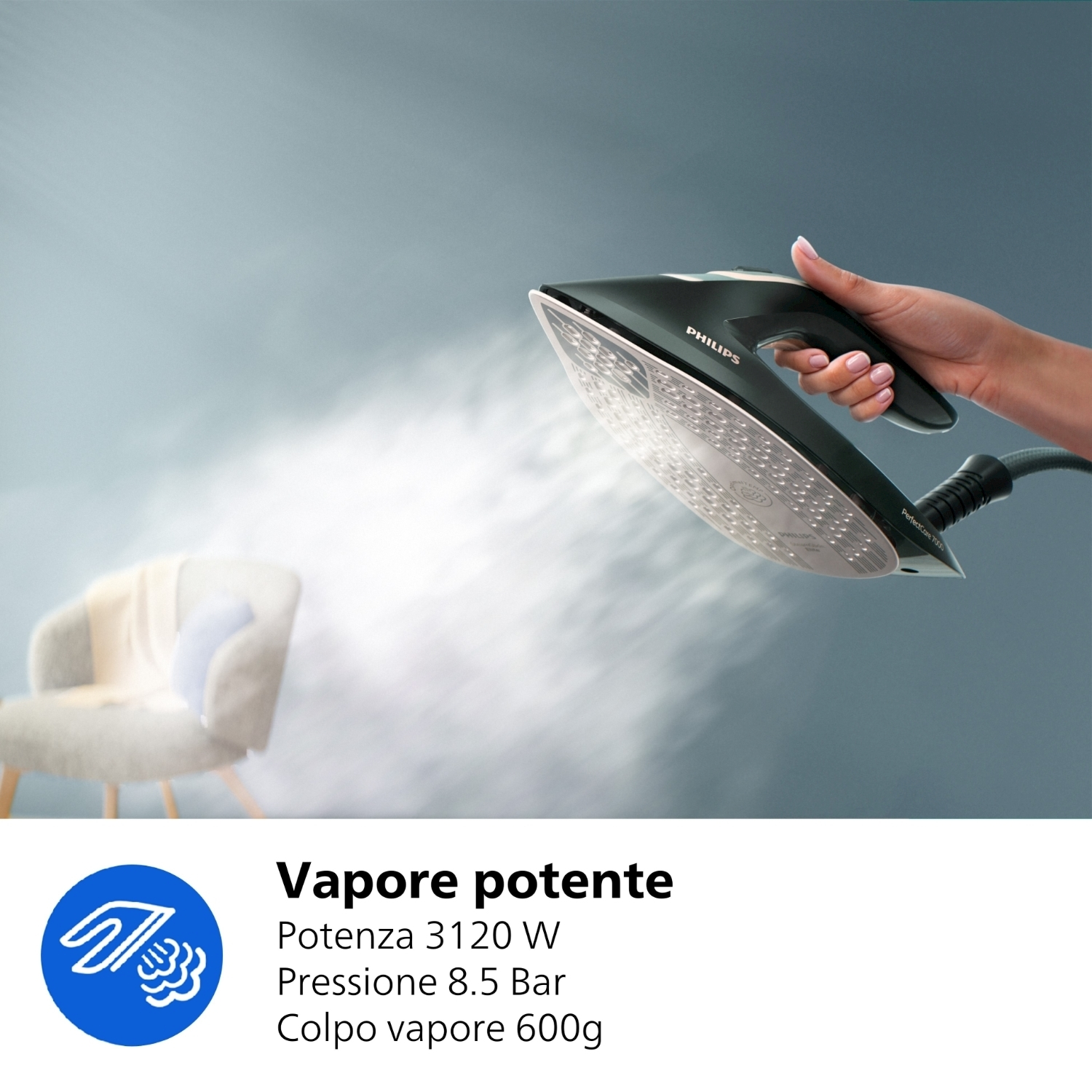 Una mano tiene un ferro da stiro Philips, che emette vapore. Una sedia è sullo sfondo. Il testo dice 'Vapore potente' e le specifiche.