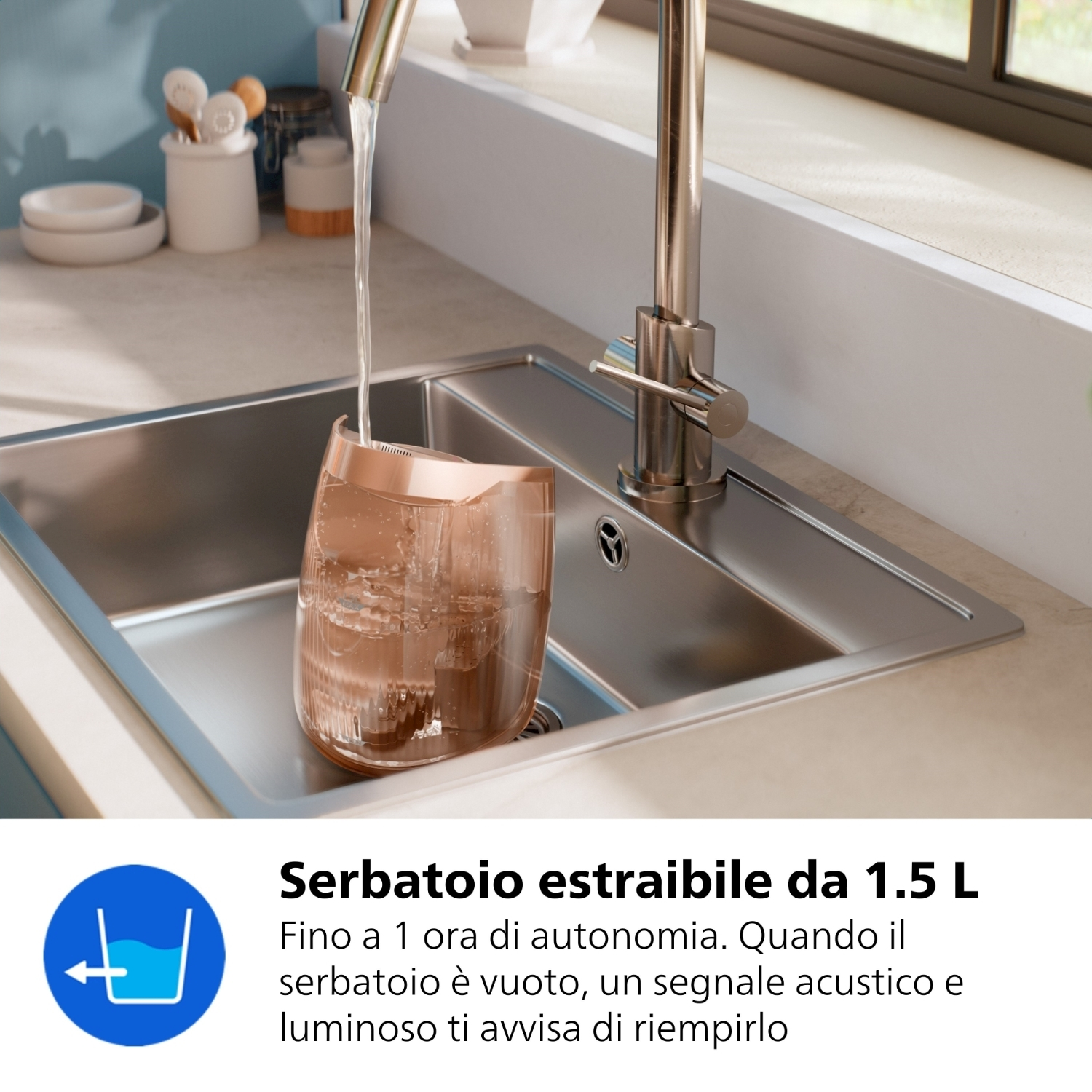L'acqua riempie un contenitore color rame in un lavello in acciaio inossidabile. Il rubinetto è argentato, e ci sono utensili da cucina dietro.